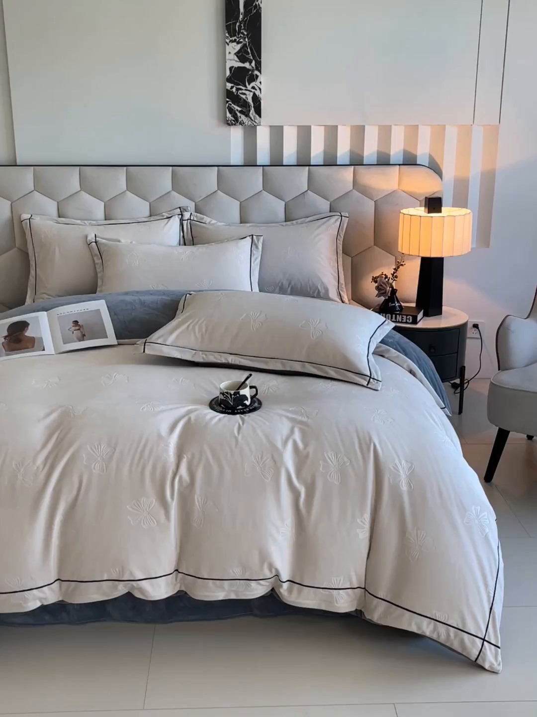 91家纺网 家纺一手货源 找家纺 锦彩家居 2025新款高克重牛奶绒婴儿绒雕花四件套-暮光花园 暮光花园-月光白