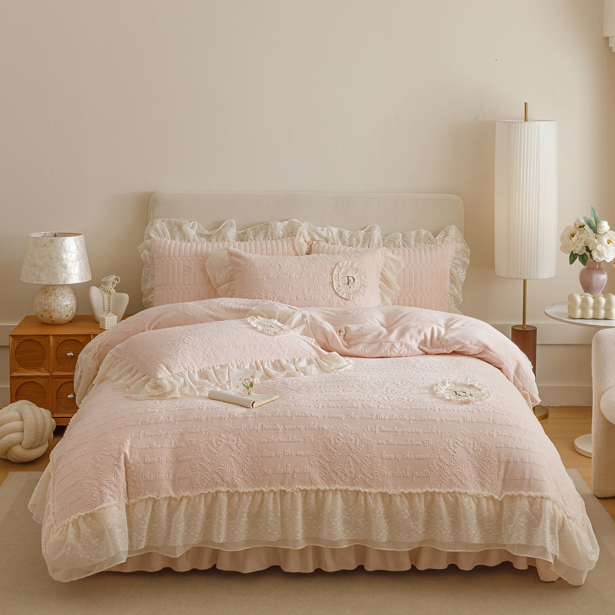 91家纺网 家纺一手货源 找家纺 （总）好儿喜家纺 2025新款雕花牛奶绒花边刺绣床盖款四件套-维多莉系列