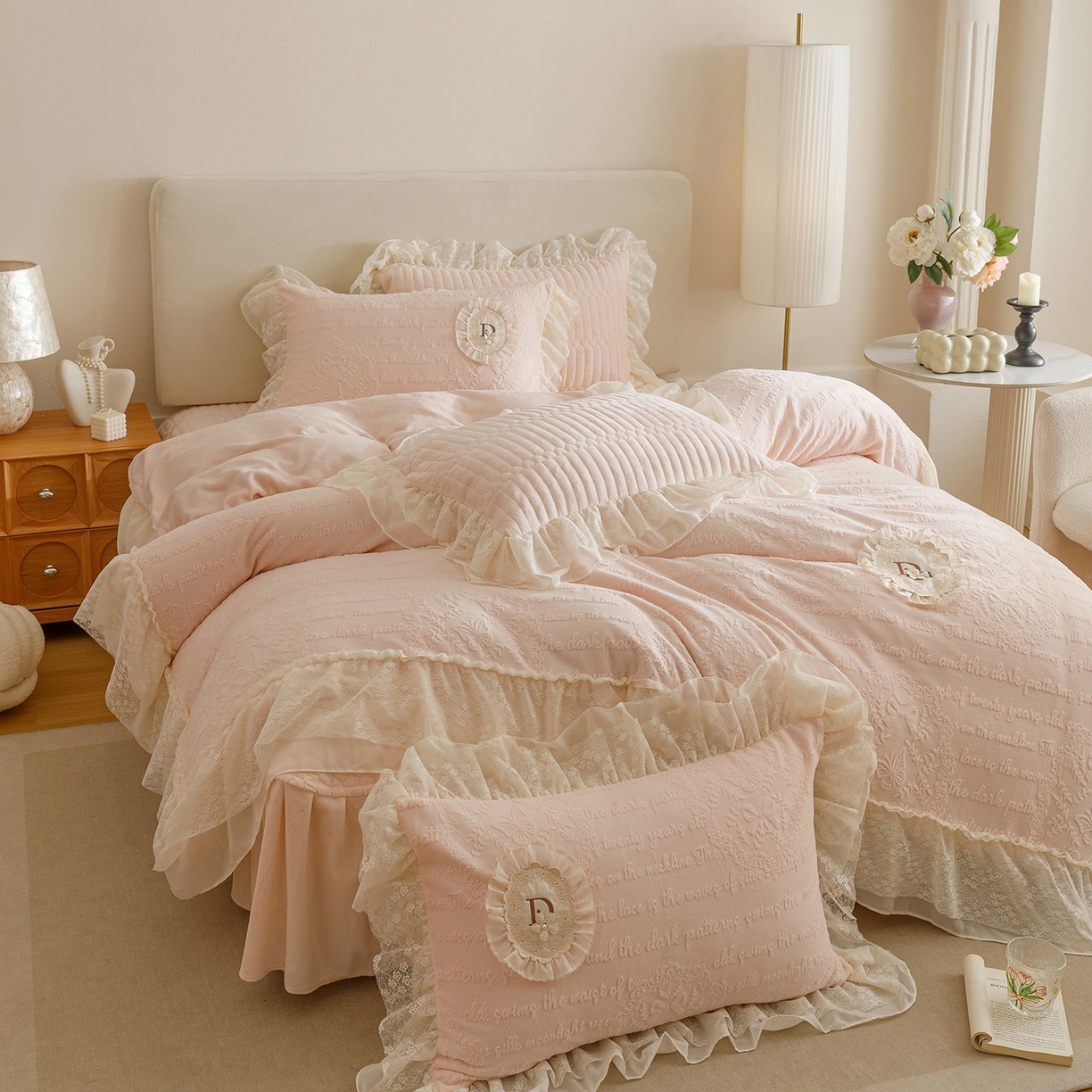 91家纺网 家纺一手货源 找家纺 （总）好儿喜家纺 2025新款雕花牛奶绒花边刺绣床盖款四件套-维多莉系列