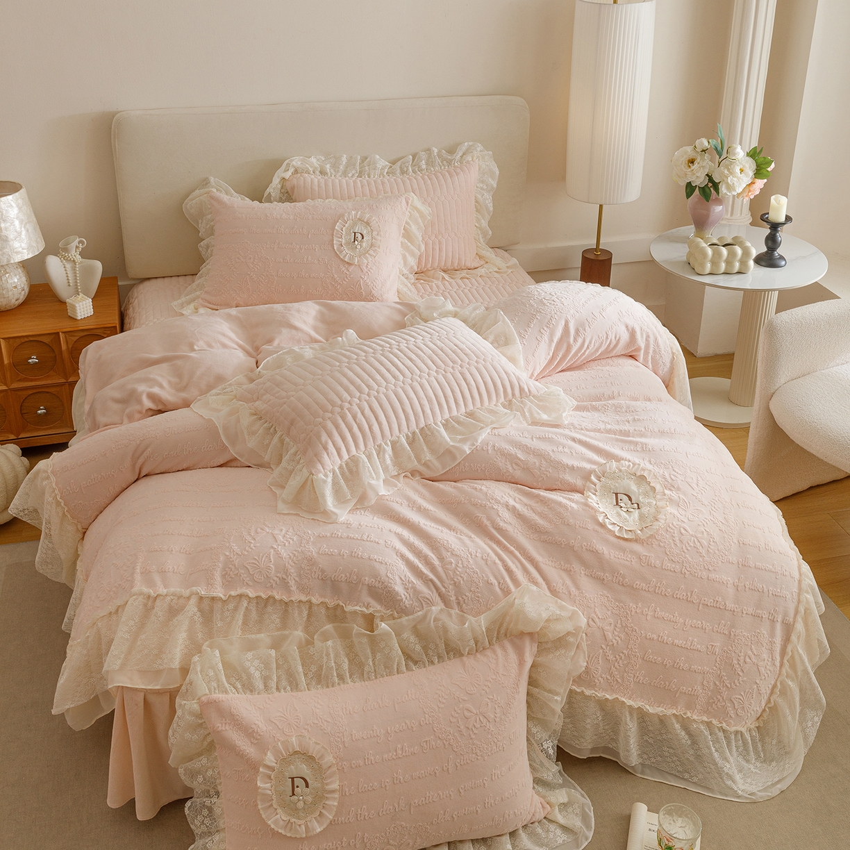 91家纺网 家纺一手货源 找家纺 （总）好儿喜家纺 2025新款雕花牛奶绒花边刺绣床盖款四件套-维多莉系列