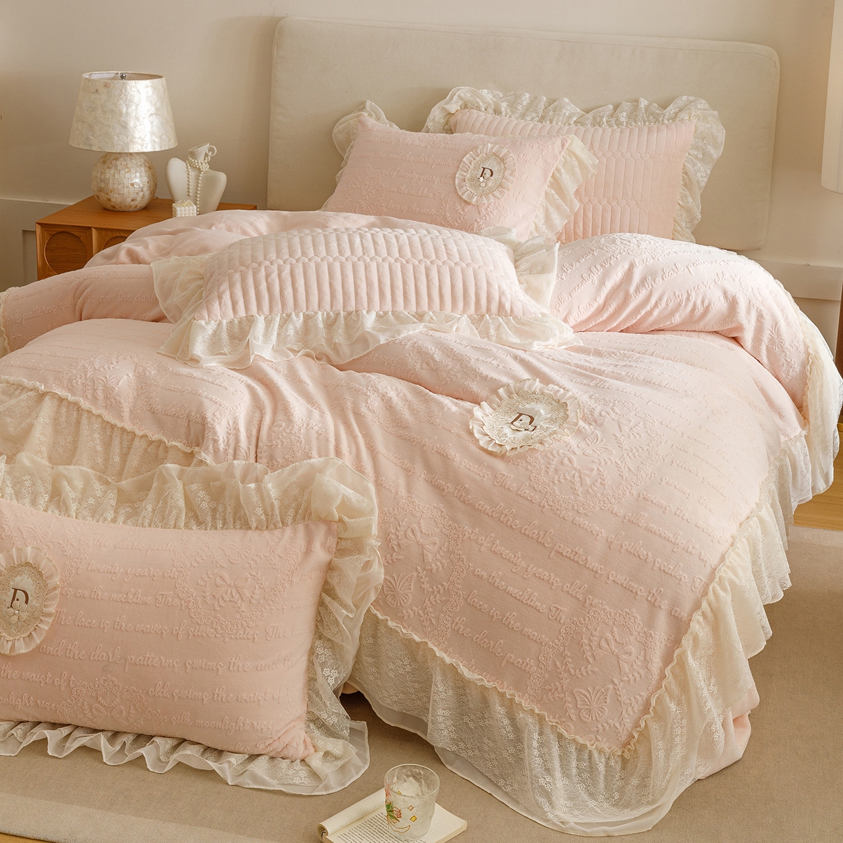 91家纺网 家纺一手货源 找家纺 （总）好儿喜家纺 2025新款雕花牛奶绒花边刺绣床盖款四件套-维多莉系列