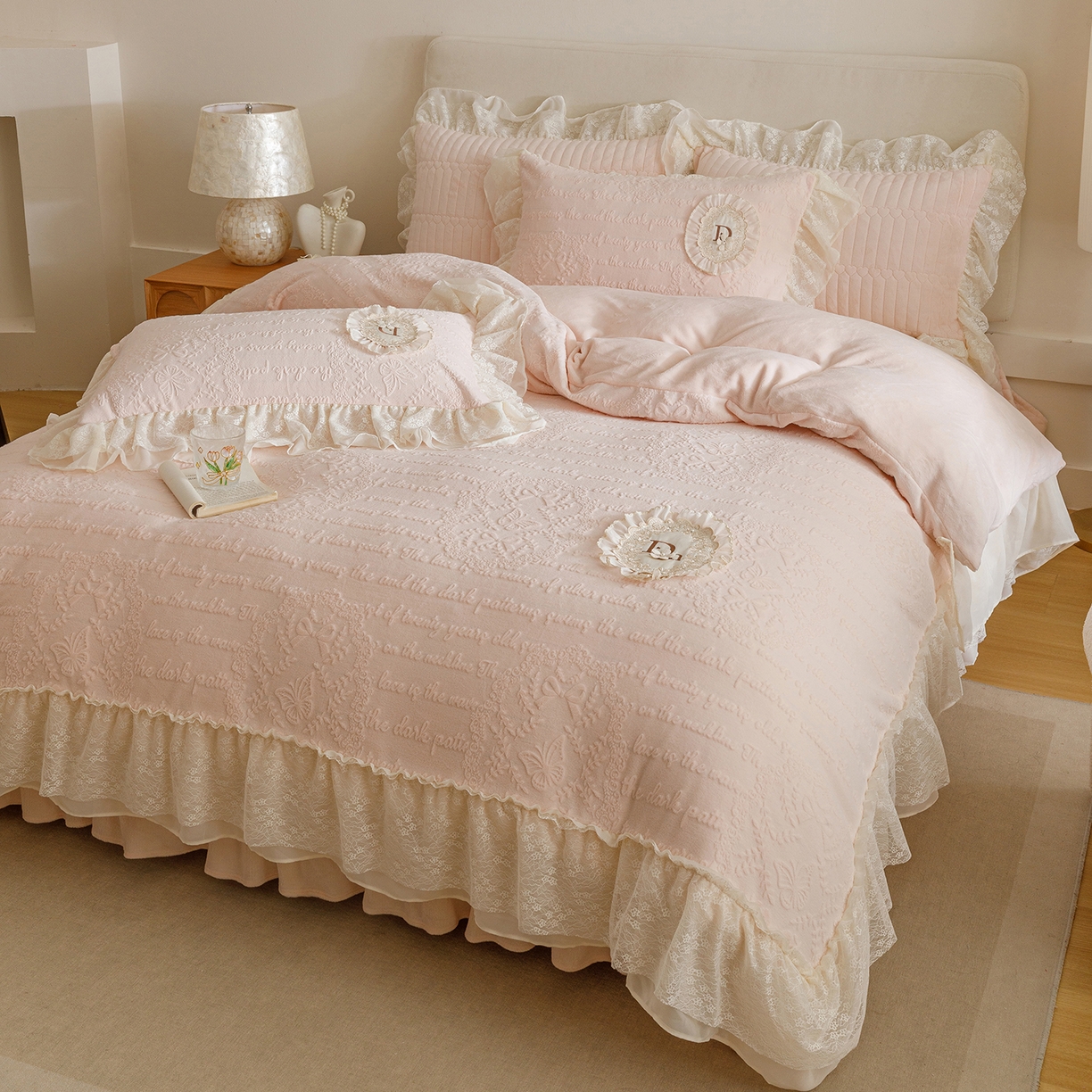 91家纺网 家纺一手货源 找家纺 （总）好儿喜家纺 2025新款雕花牛奶绒花边刺绣床盖款四件套-维多莉系列