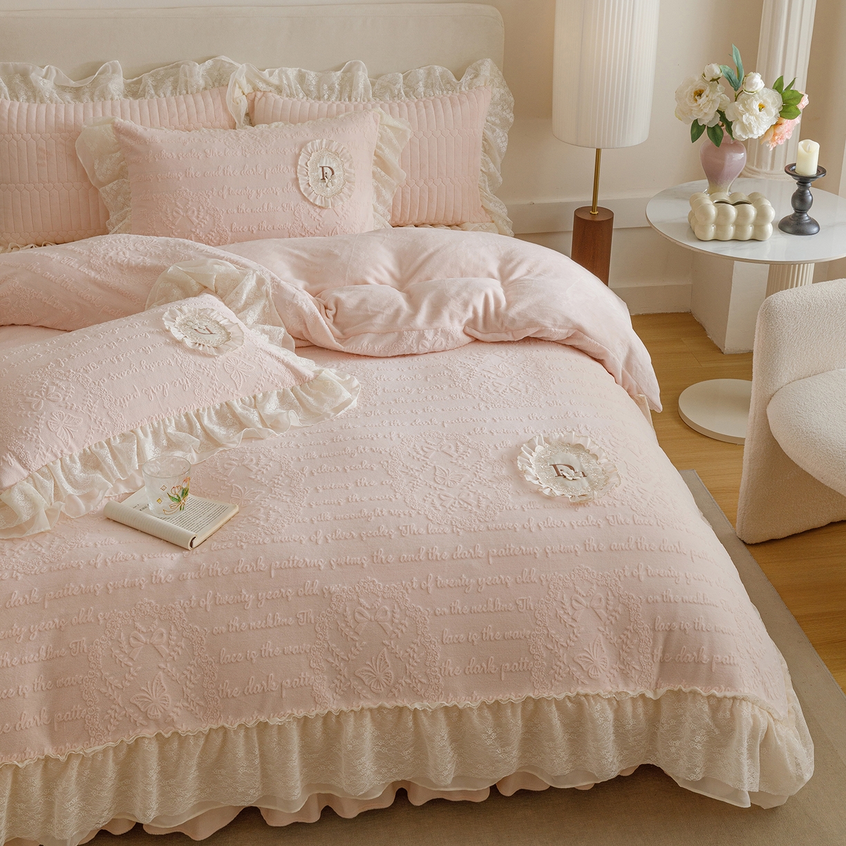 91家纺网 家纺一手货源 找家纺 （总）好儿喜家纺 2025新款雕花牛奶绒花边刺绣床盖款四件套-维多莉系列