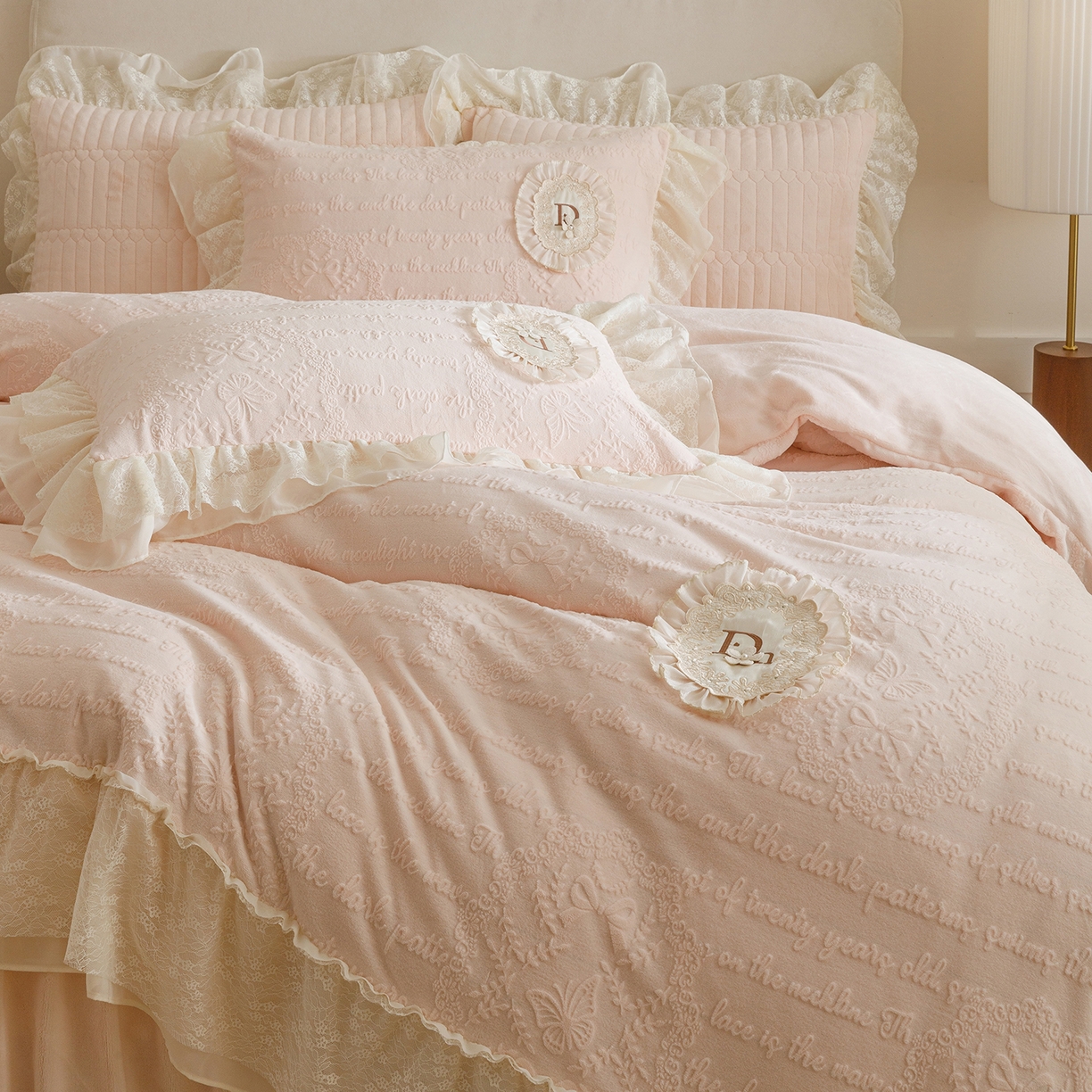 91家纺网 家纺一手货源 找家纺 （总）好儿喜家纺 2025新款雕花牛奶绒花边刺绣床盖款四件套-维多莉系列