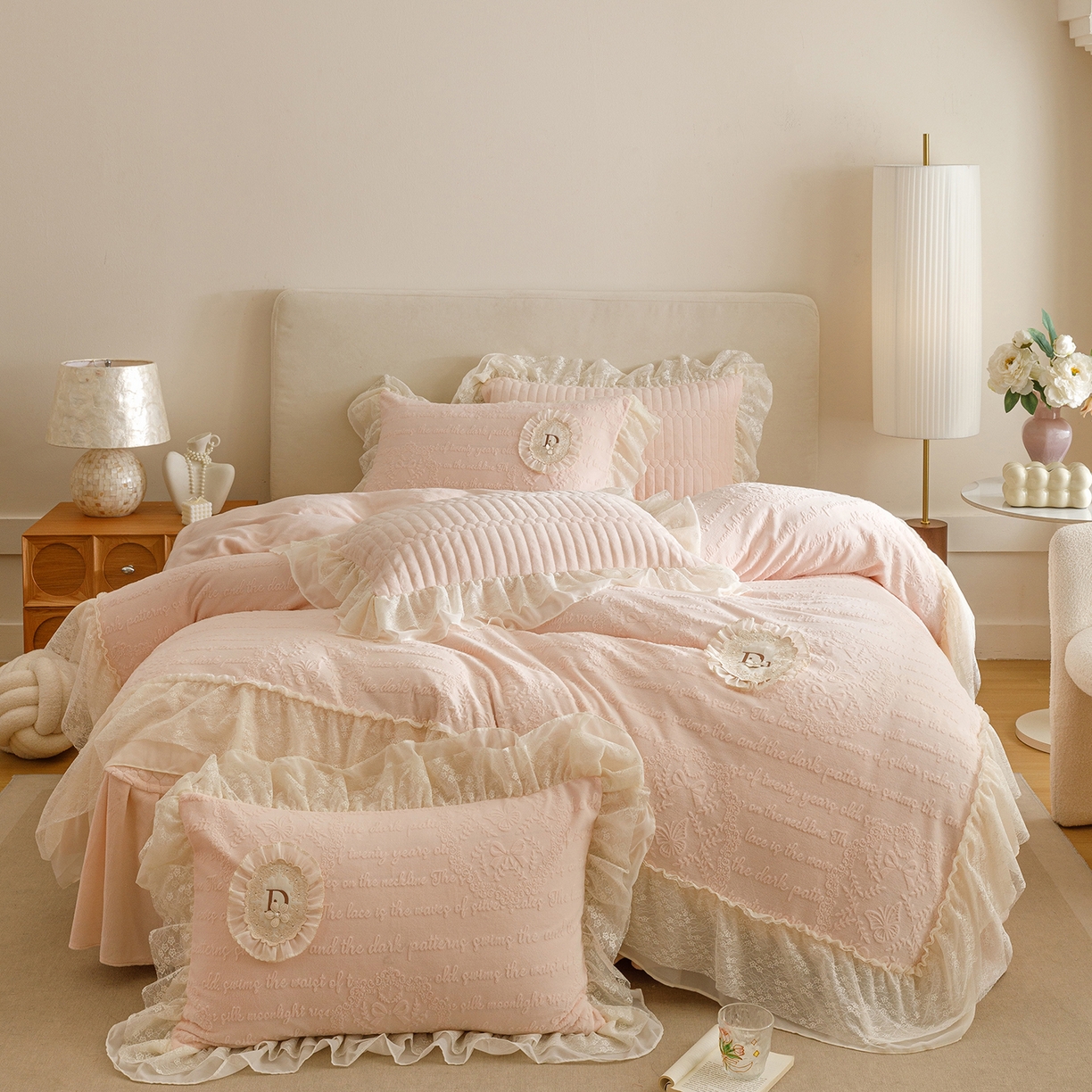 91家纺网 家纺一手货源 找家纺 （总）好儿喜家纺 2025新款雕花牛奶绒花边刺绣床盖款四件套-维多莉系列