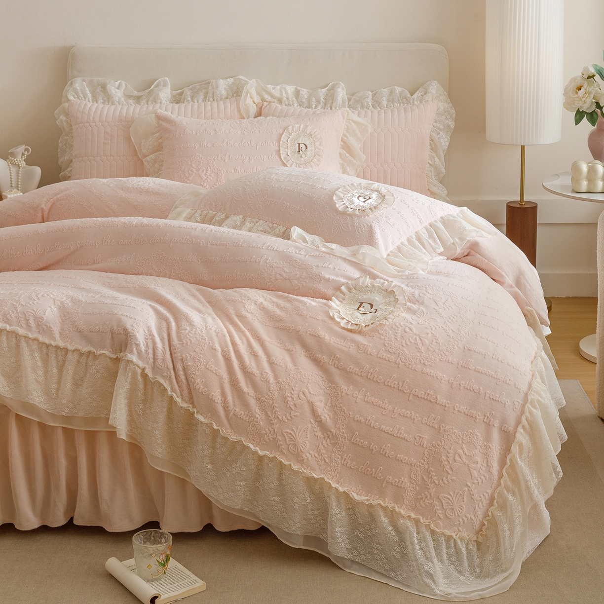 91家纺网 家纺一手货源 找家纺 （总）好儿喜家纺 2025新款雕花牛奶绒花边刺绣床盖款四件套-维多莉系列