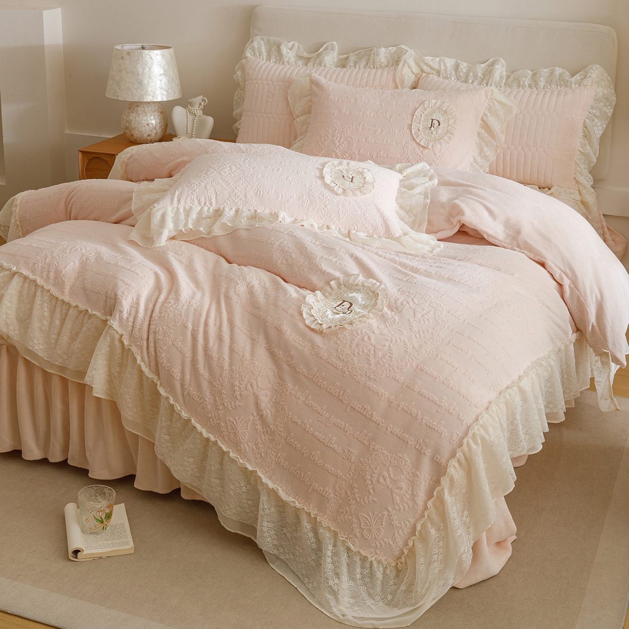 91家纺网 家纺一手货源 找家纺 （总）好儿喜家纺 2025新款雕花牛奶绒花边刺绣床盖款四件套-维多莉系列