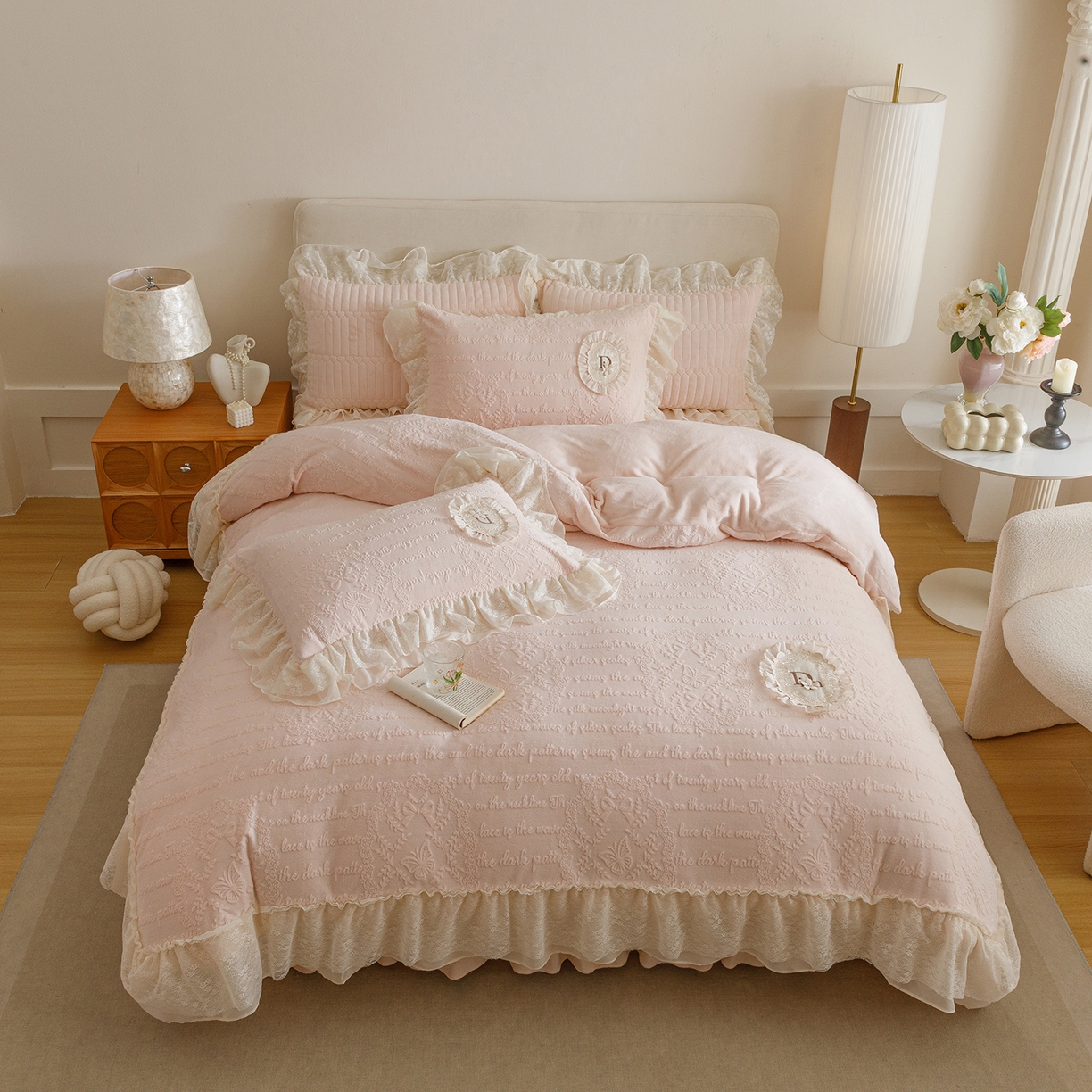 91家纺网 家纺一手货源 找家纺 （总）好儿喜家纺 2025新款雕花牛奶绒花边刺绣床盖款四件套-维多莉系列