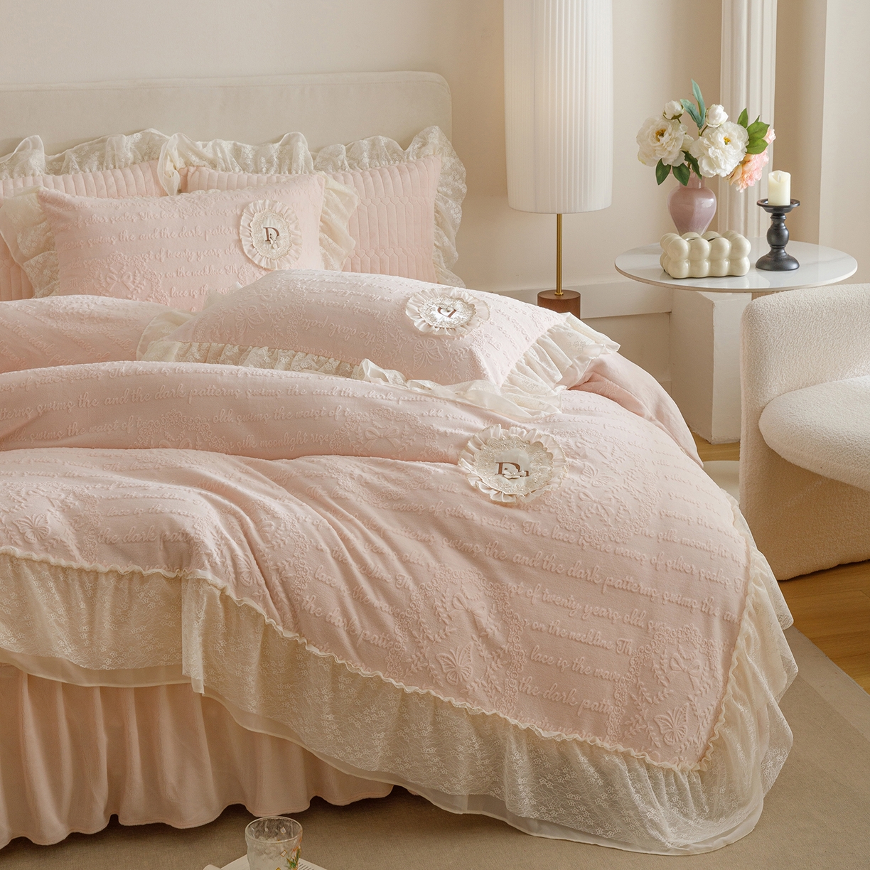 91家纺网 家纺一手货源 找家纺 （总）好儿喜家纺 2025新款雕花牛奶绒花边刺绣床盖款四件套-维多莉系列