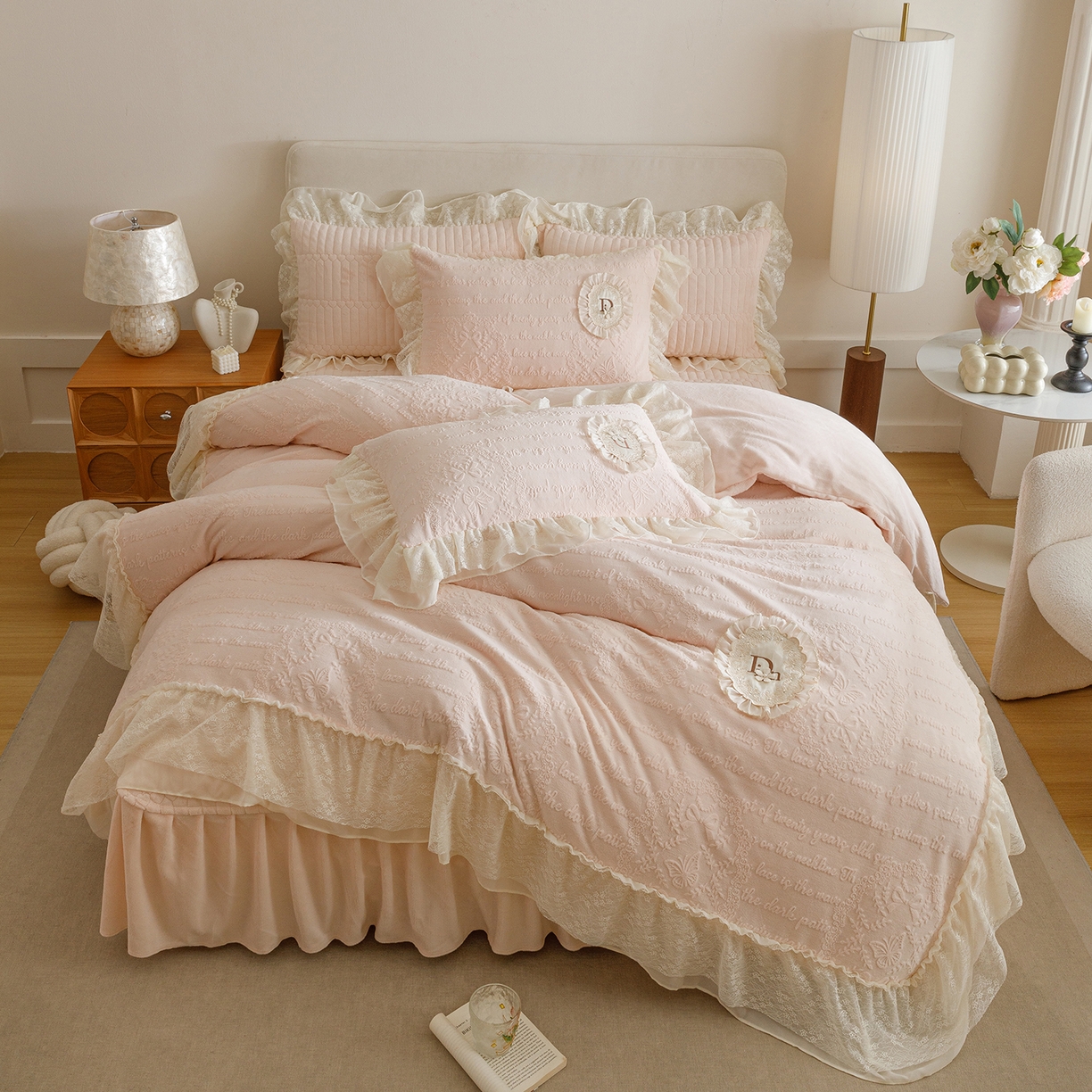 91家纺网 家纺一手货源 找家纺 （总）好儿喜家纺 2025新款雕花牛奶绒花边刺绣床盖款四件套-维多莉系列