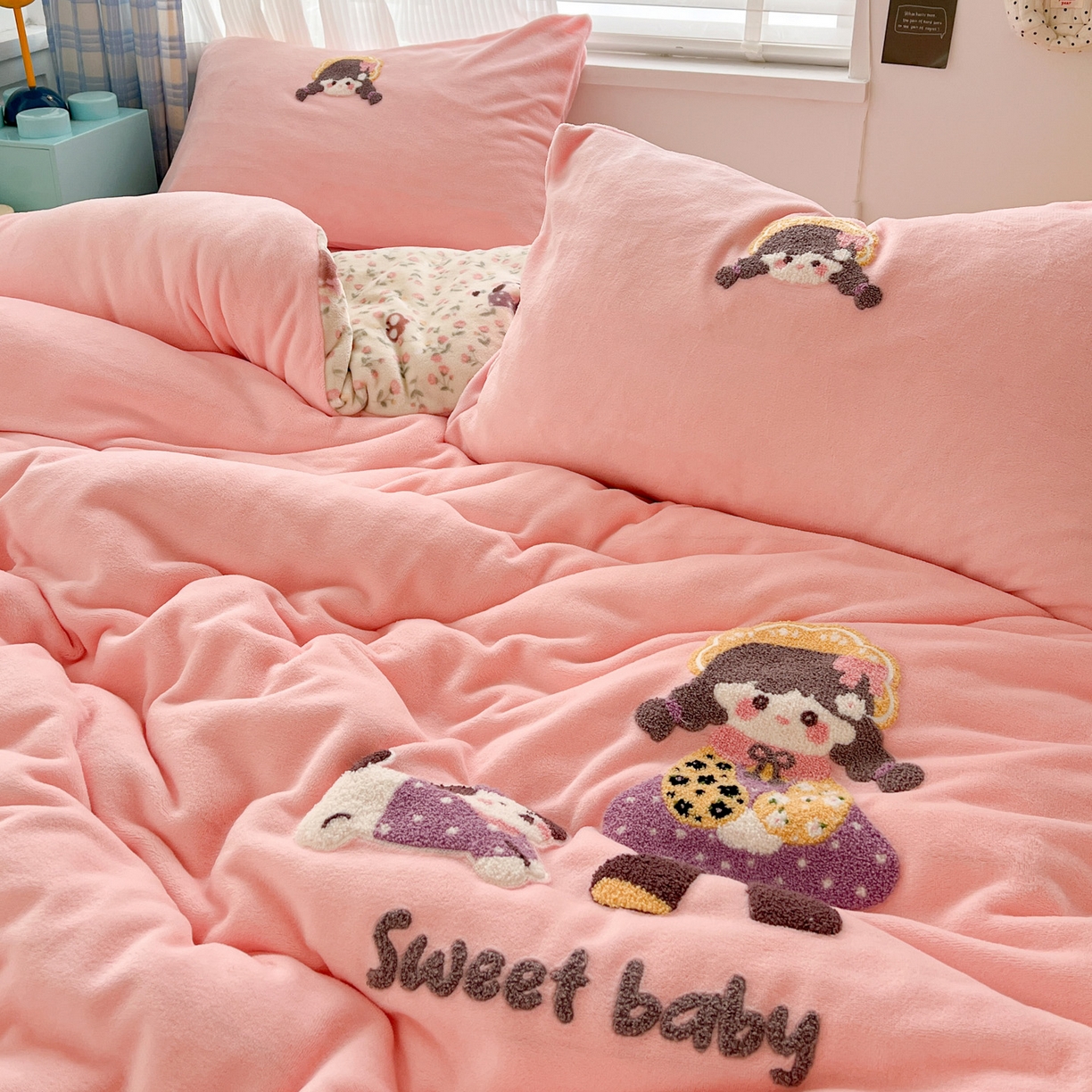 91家纺网 家纺一手货源 找家纺 仟网汇 2025新款卡通毛巾绣四件套 花田女孩