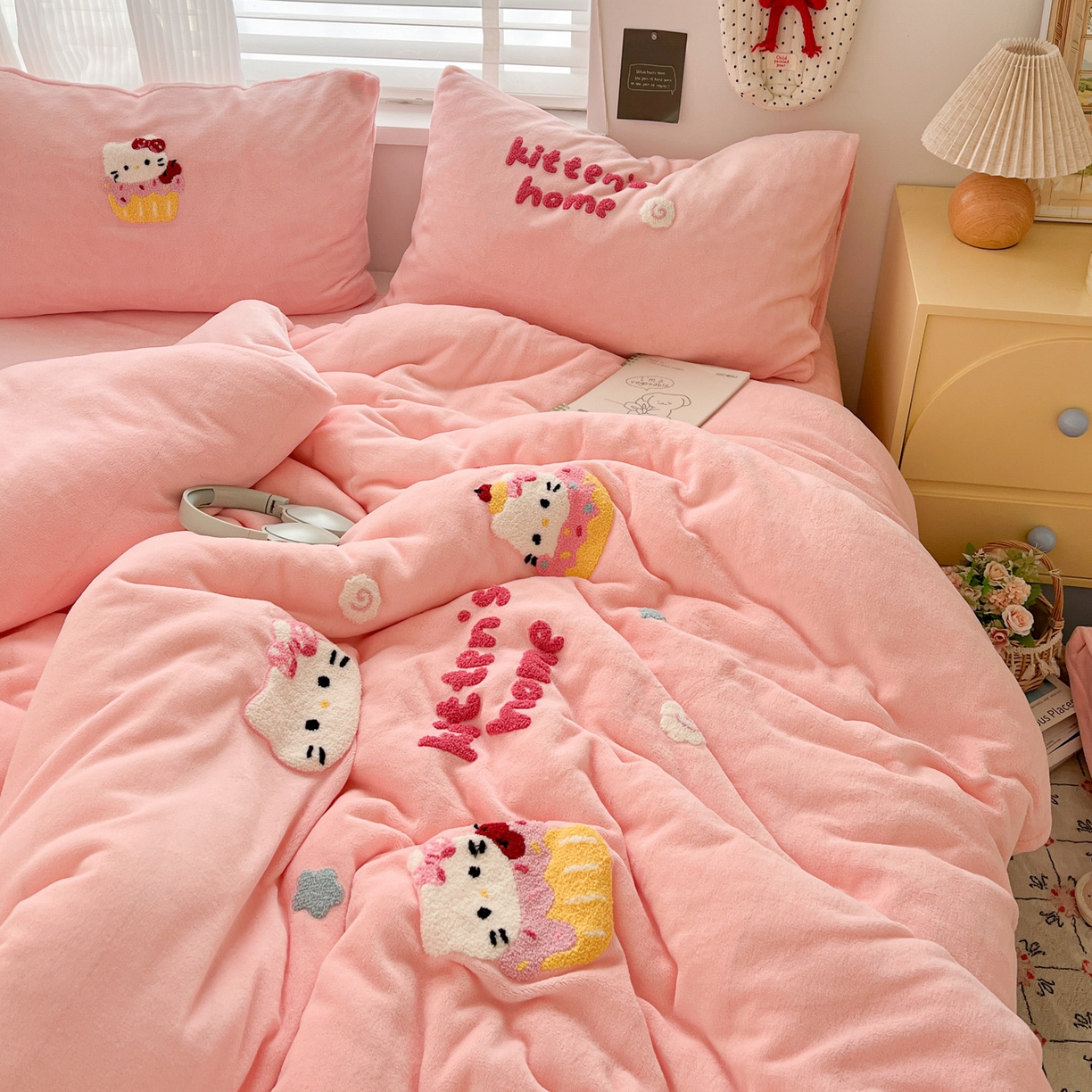 91家纺网 家纺一手货源 找家纺 仟网汇 2025新款卡通毛巾绣四件套 KT粉