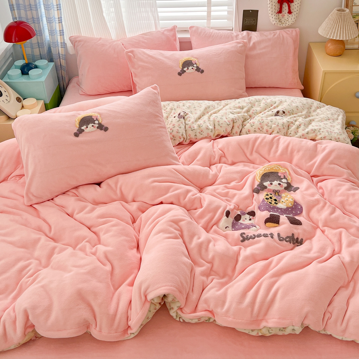 91家纺网 家纺一手货源 找家纺 仟网汇 2025新款卡通毛巾绣四件套 花田女孩