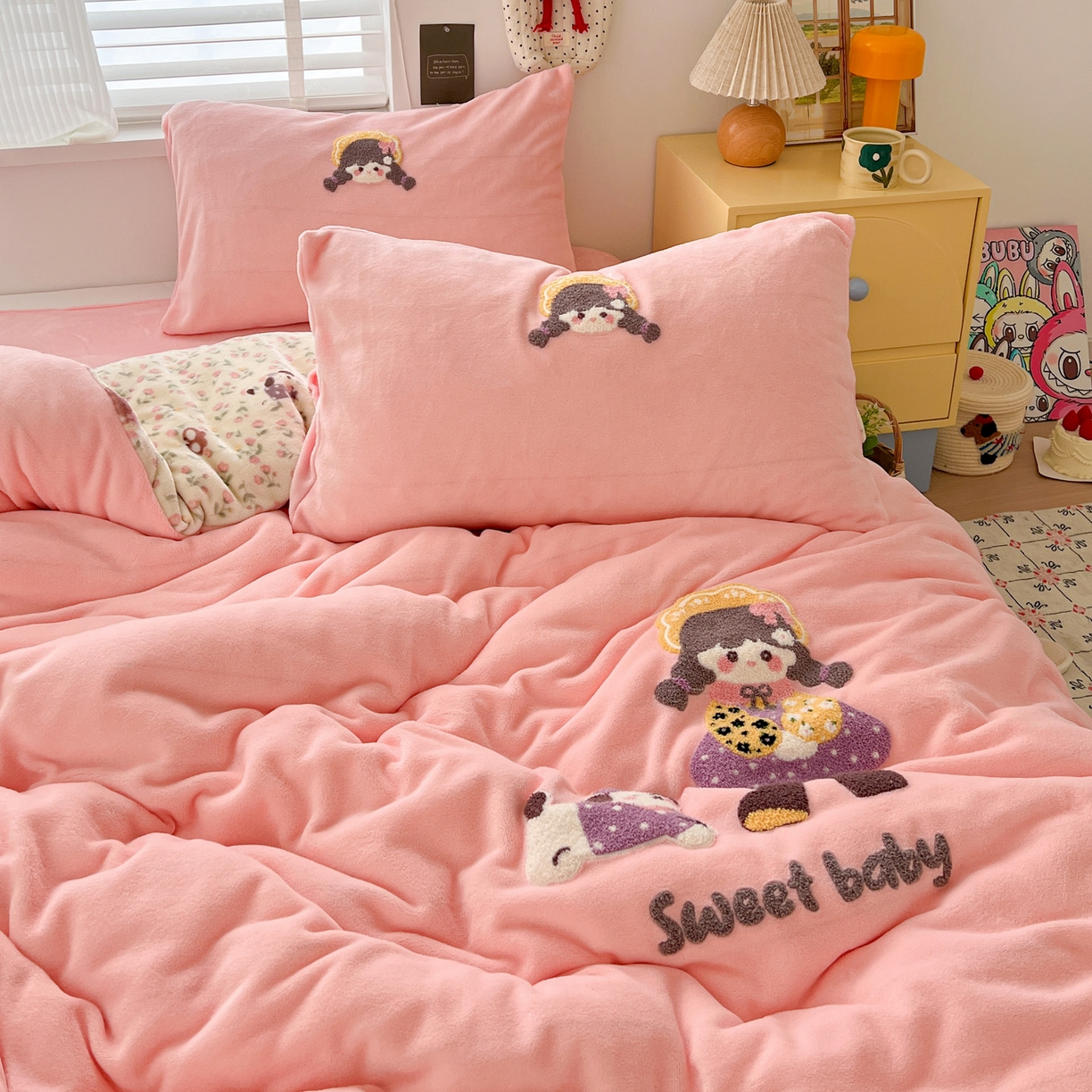 91家纺网 家纺一手货源 找家纺 仟网汇 2025新款卡通毛巾绣四件套 花田女孩