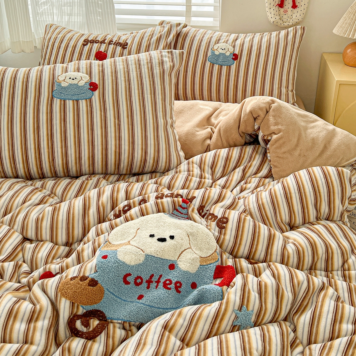 91家纺网 家纺一手货源 找家纺 仟网汇 2025新款卡通毛巾绣四件套 咖啡狗