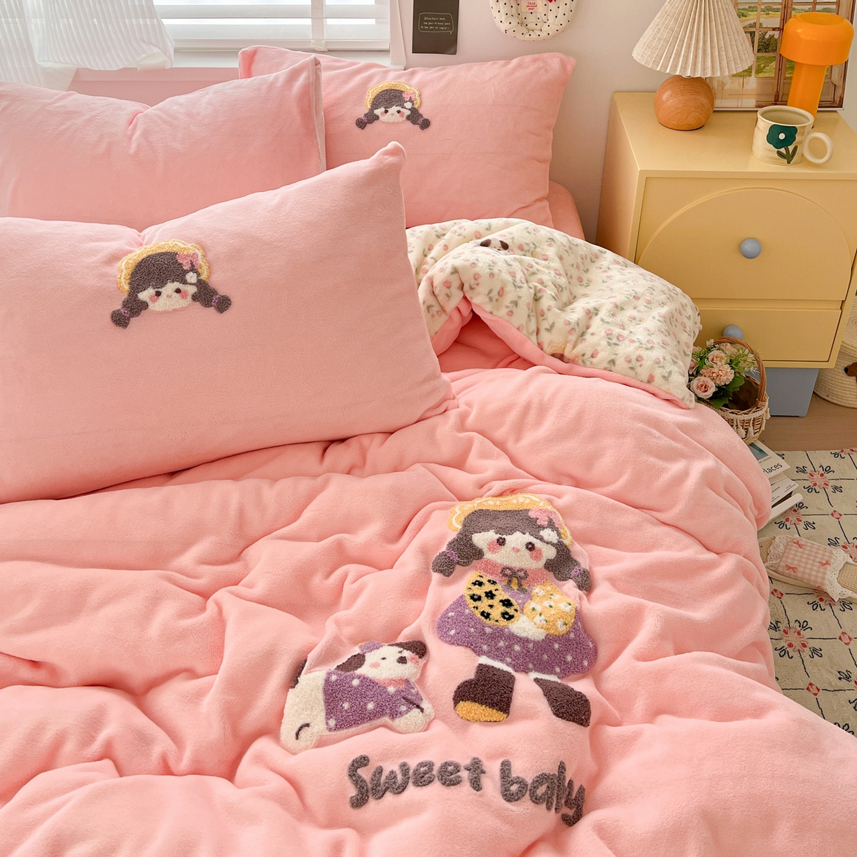 91家纺网 家纺一手货源 找家纺 仟网汇 2025新款卡通毛巾绣四件套 花田女孩