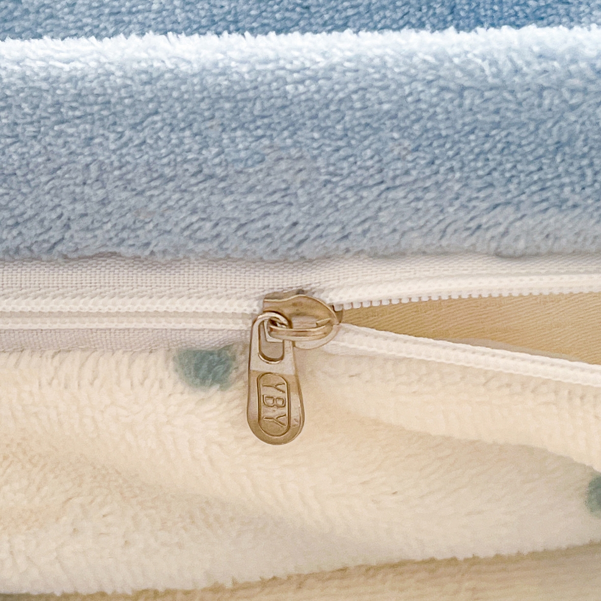 91家纺网 家纺一手货源 找家纺 仟网汇 2025新款卡通毛巾绣四件套 KT蓝