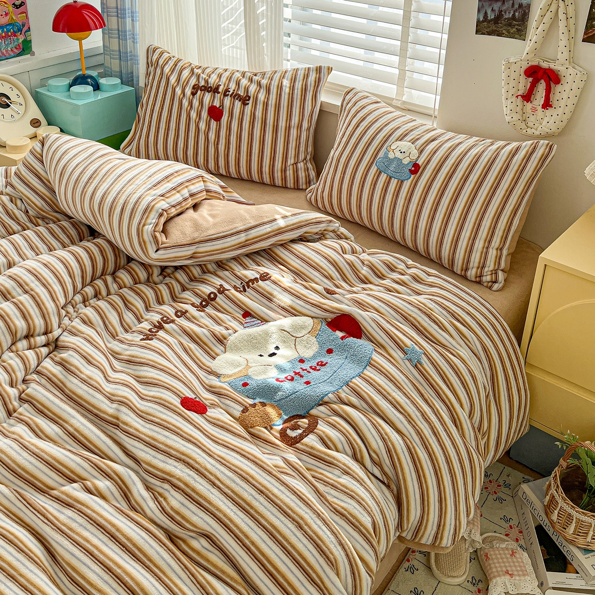 91家纺网 家纺一手货源 找家纺 仟网汇 2025新款卡通毛巾绣四件套 咖啡狗