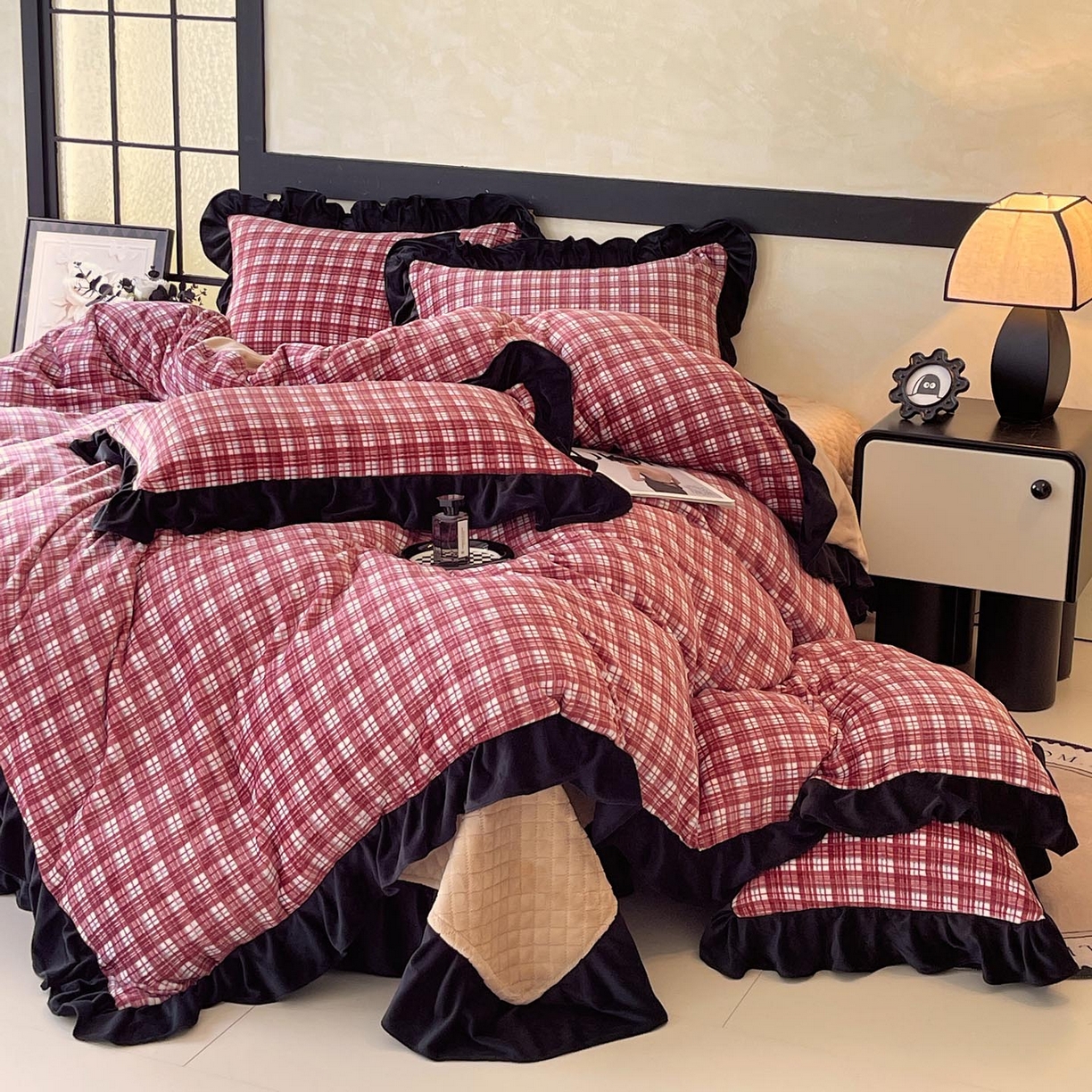 91家纺网 家纺一手货源 找家纺 （总）锦彩家居 2025新款高克重牛奶绒花边床盖款四件套-格律时尚