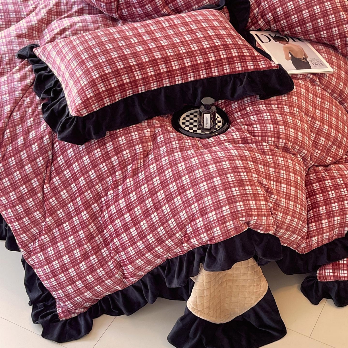 91家纺网 家纺一手货源 找家纺 （总）锦彩家居 2025新款高克重牛奶绒花边床盖款四件套-格律时尚