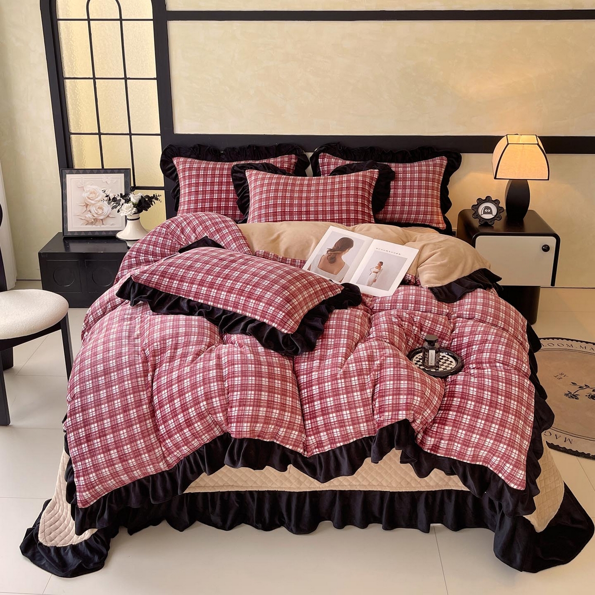 91家纺网 家纺一手货源 找家纺 锦彩家居 2025新款高克重牛奶绒花边床盖款四件套-格律时尚 格律时尚-红