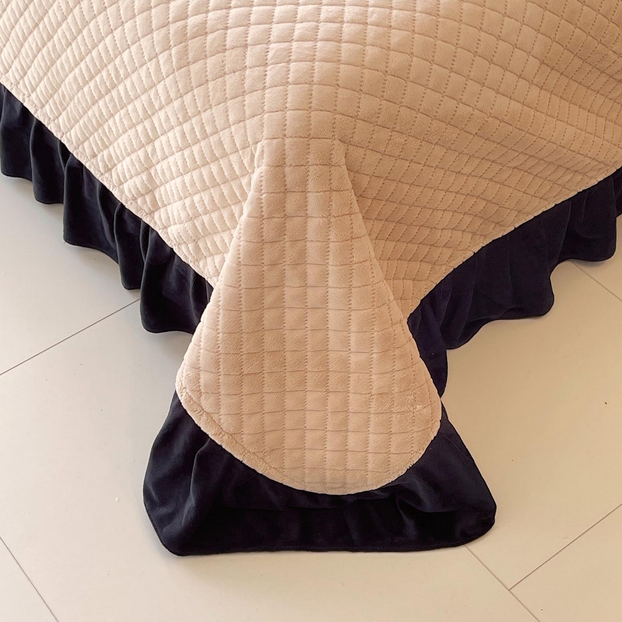 91家纺网 家纺一手货源 找家纺 锦彩家居 2025新款高克重牛奶绒花边床盖款四件套-格律时尚 格律时尚-红