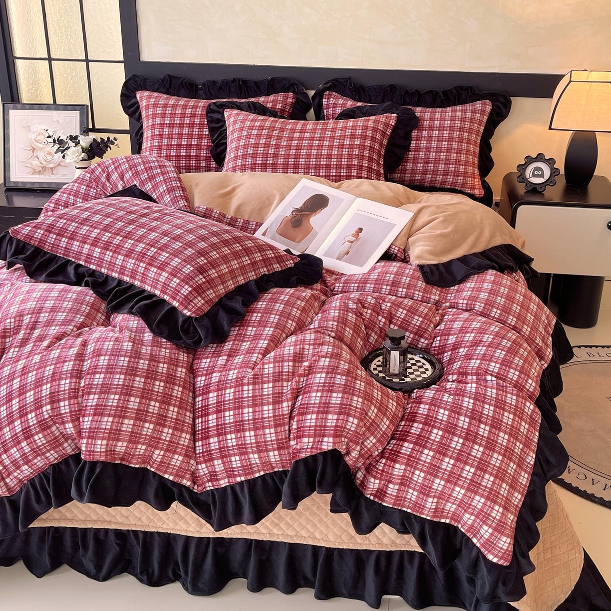 91家纺网 家纺一手货源 找家纺 锦彩家居 2025新款高克重牛奶绒花边床盖款四件套-格律时尚 格律时尚-红