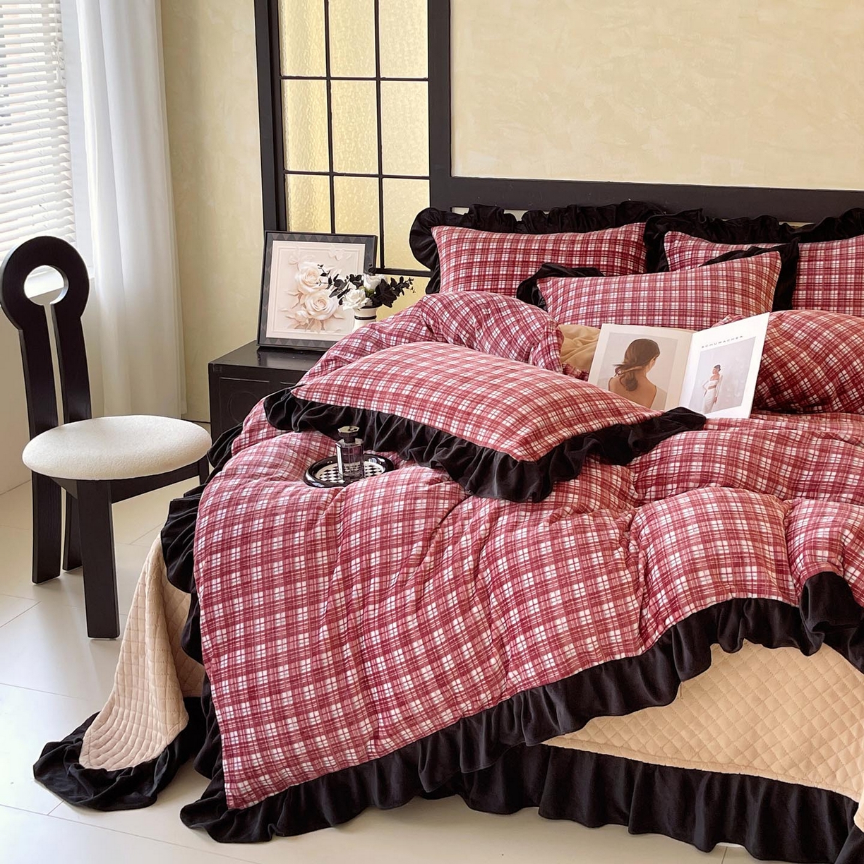 91家纺网 家纺一手货源 找家纺 锦彩家居 2025新款高克重牛奶绒花边床盖款四件套-格律时尚 格律时尚-红