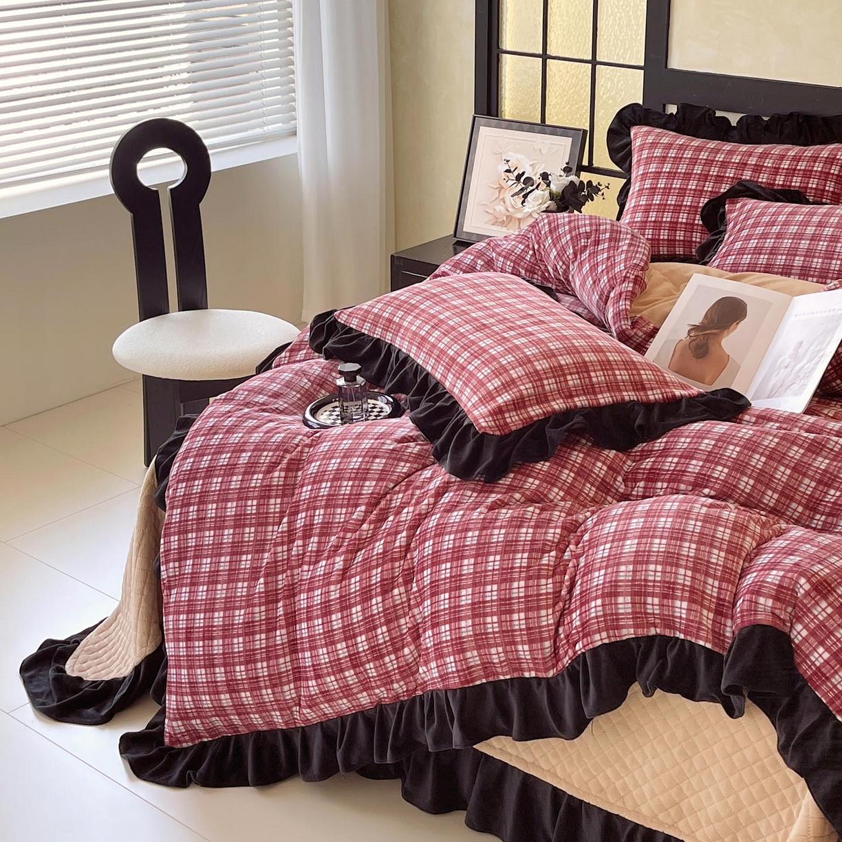 91家纺网 家纺一手货源 找家纺 锦彩家居 2025新款高克重牛奶绒花边床盖款四件套-格律时尚 格律时尚-红