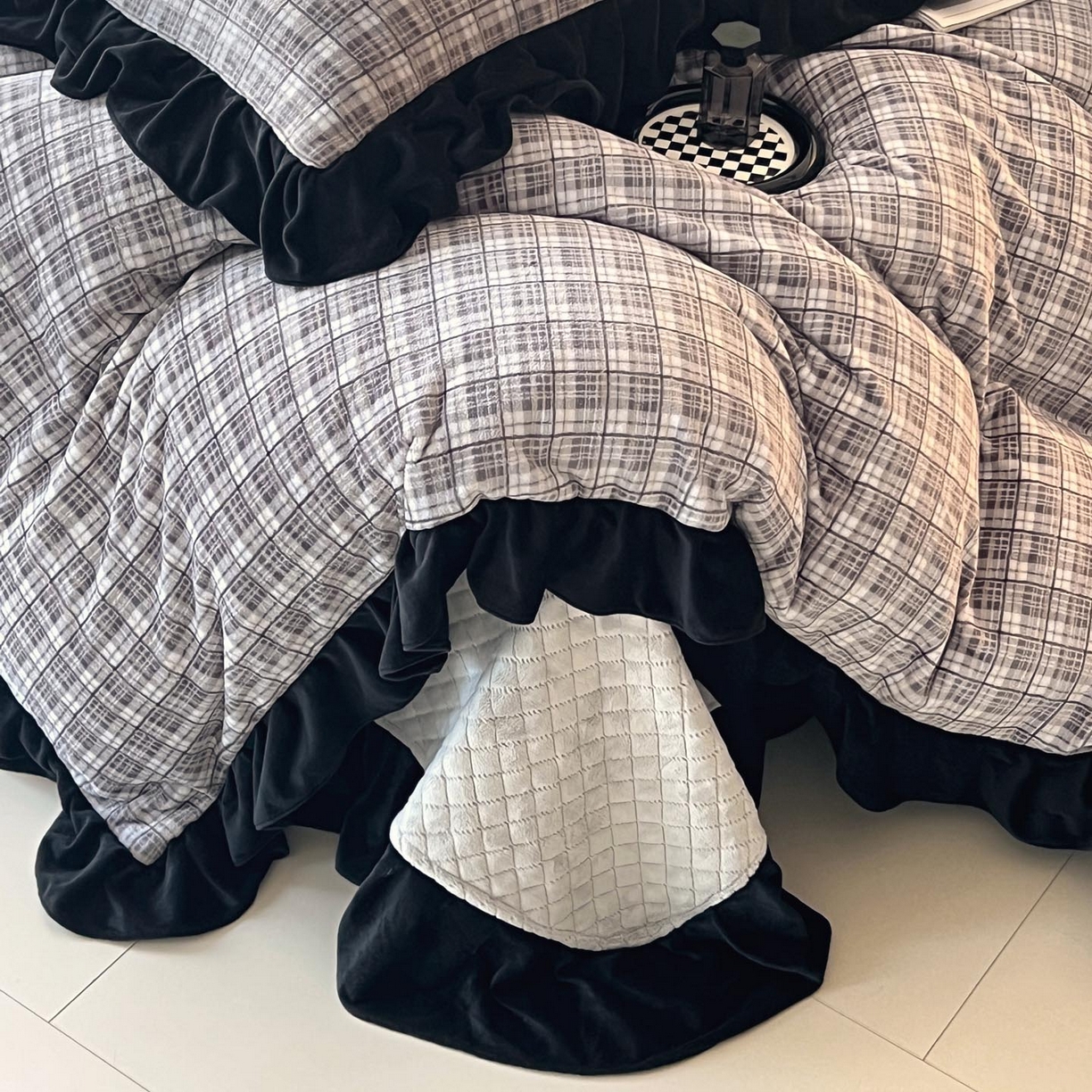 91家纺网 家纺一手货源 找家纺 锦彩家居 2025新款高克重牛奶绒花边床盖款四件套-格律时尚 格律时尚-灰