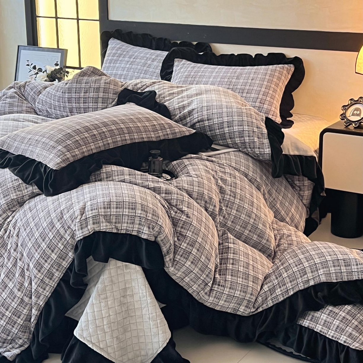 91家纺网 家纺一手货源 找家纺 锦彩家居 2025新款高克重牛奶绒花边床盖款四件套-格律时尚 格律时尚-灰