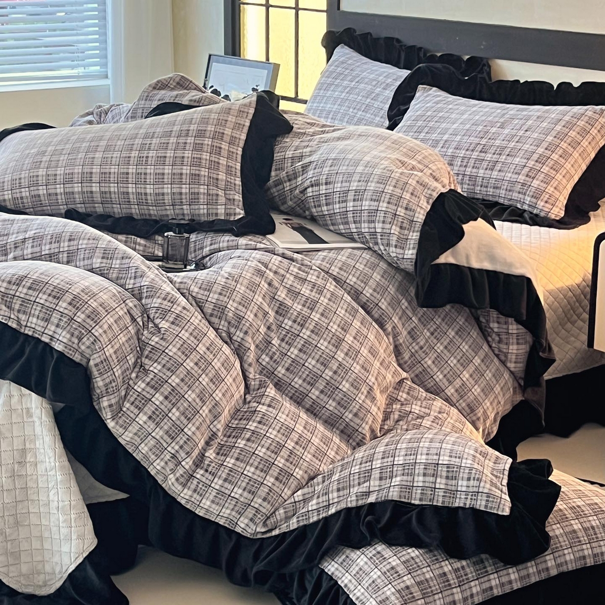 91家纺网 家纺一手货源 找家纺 锦彩家居 2025新款高克重牛奶绒花边床盖款四件套-格律时尚 格律时尚-灰