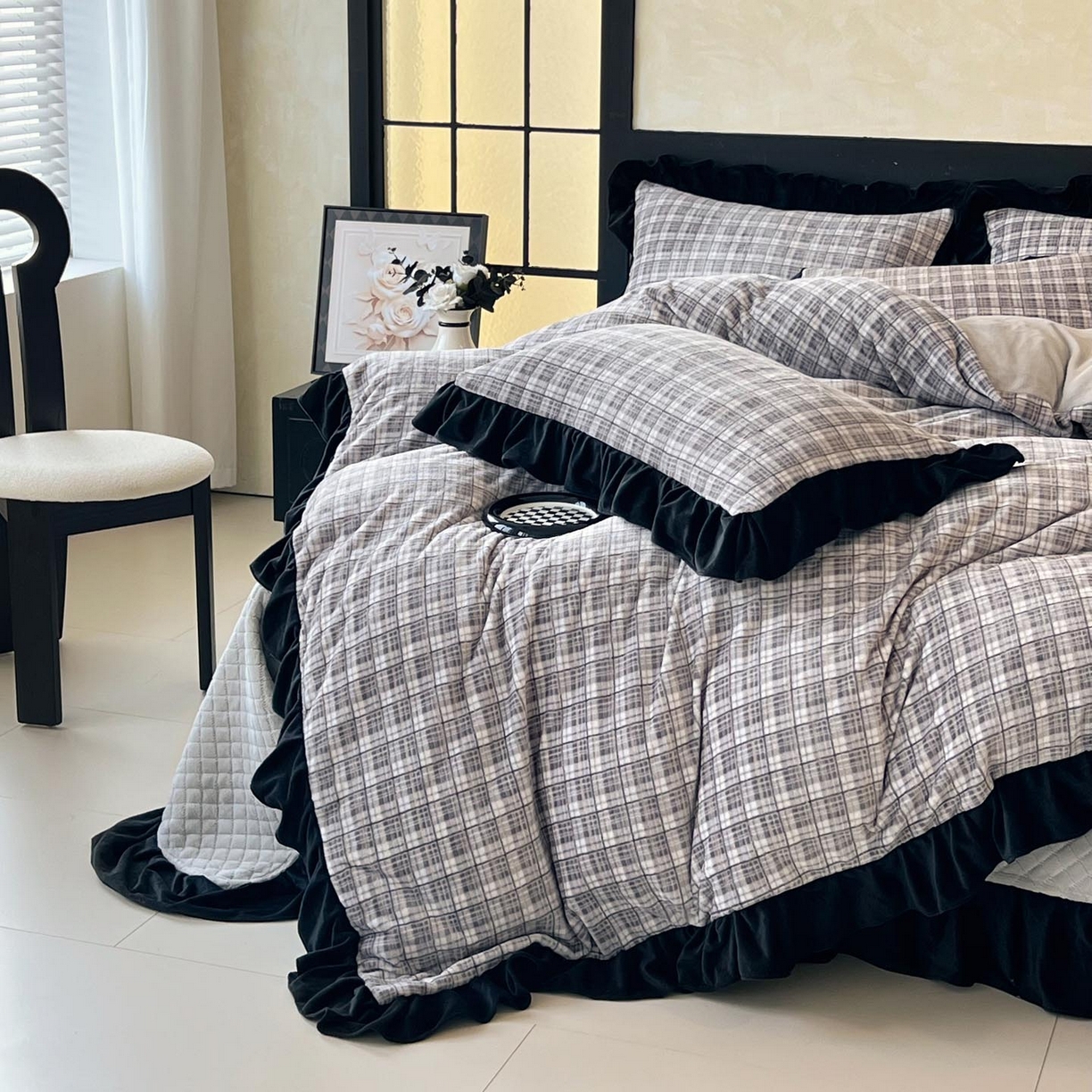 91家纺网 家纺一手货源 找家纺 锦彩家居 2025新款高克重牛奶绒花边床盖款四件套-格律时尚 格律时尚-灰