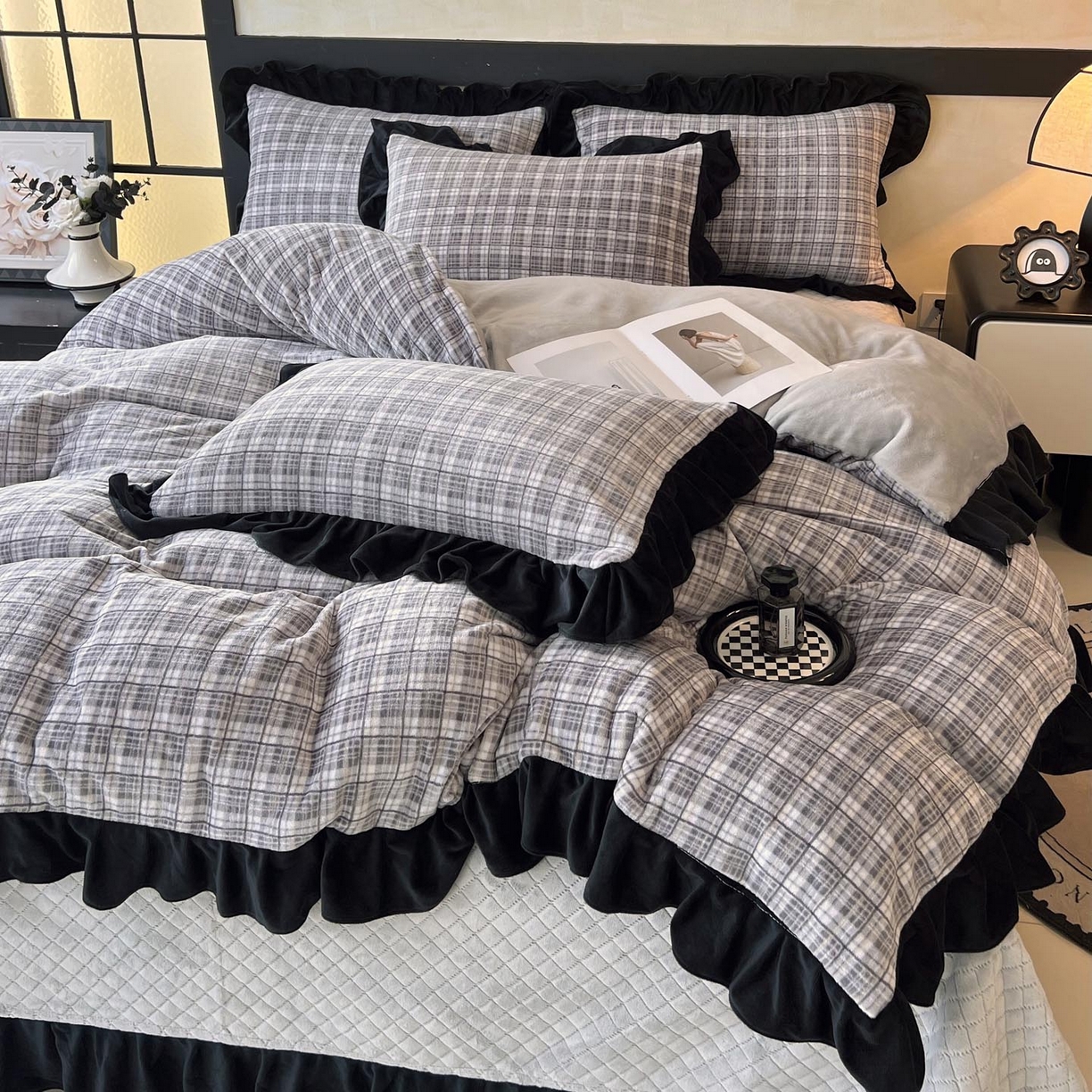 91家纺网 家纺一手货源 找家纺 锦彩家居 2025新款高克重牛奶绒花边床盖款四件套-格律时尚 格律时尚-灰