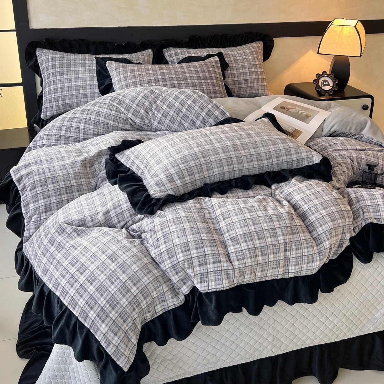 91家纺网 家纺一手货源 找家纺 锦彩家居 2025新款高克重牛奶绒花边床盖款四件套-格律时尚 格律时尚-灰