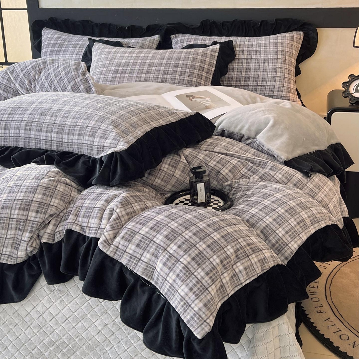 91家纺网 家纺一手货源 找家纺 锦彩家居 2025新款高克重牛奶绒花边床盖款四件套-格律时尚 格律时尚-灰