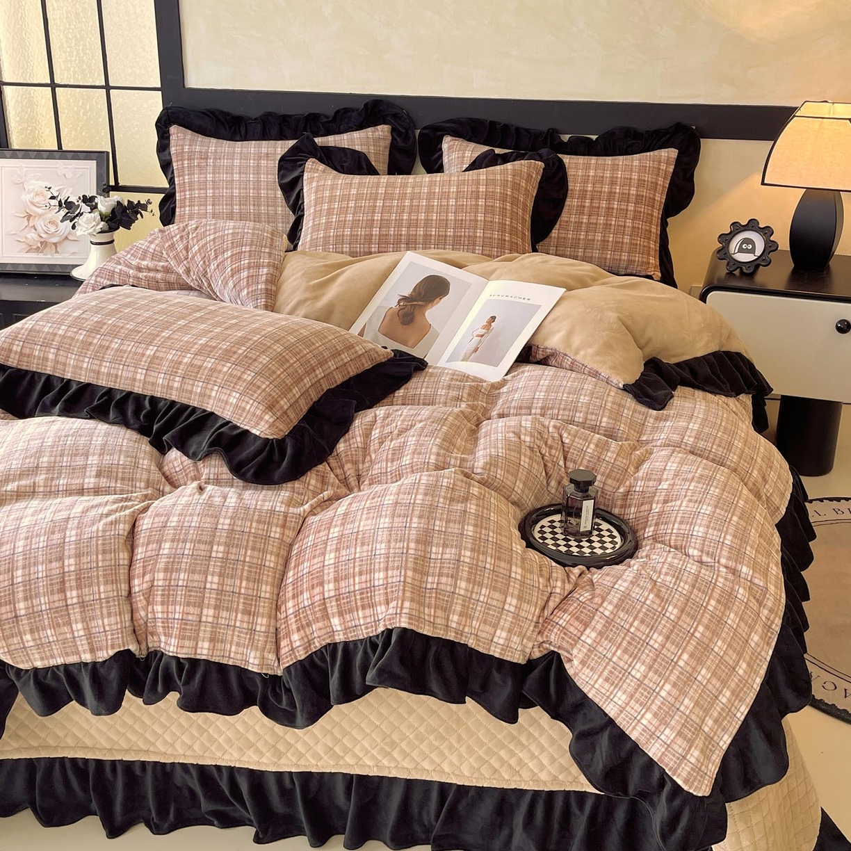 91家纺网 家纺一手货源 找家纺 锦彩家居 2025新款高克重牛奶绒花边床盖款四件套-格律时尚 格律时尚-咖