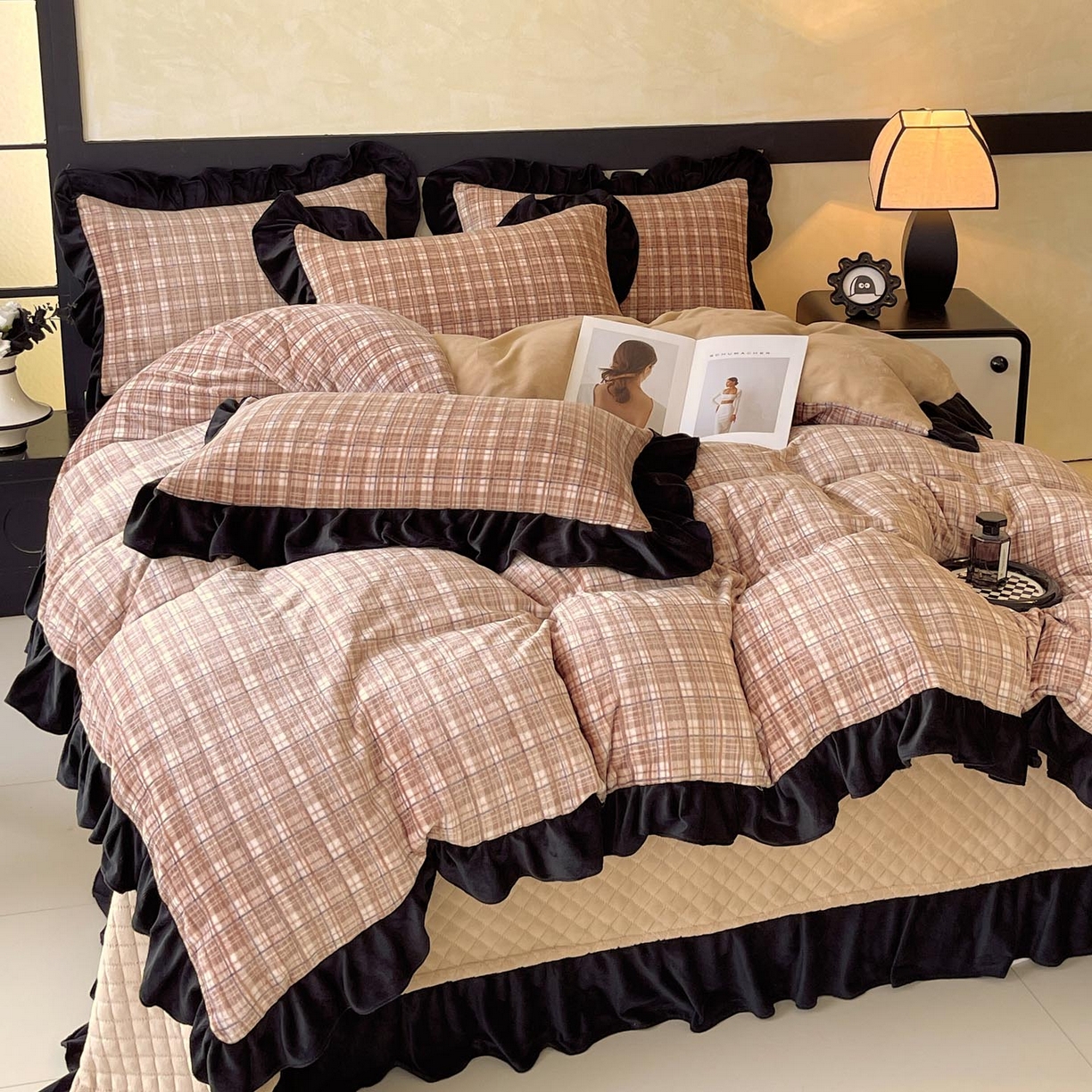 91家纺网 家纺一手货源 找家纺 锦彩家居 2025新款高克重牛奶绒花边床盖款四件套-格律时尚 格律时尚-咖