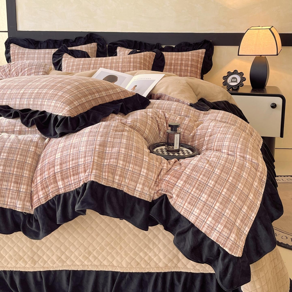 91家纺网 家纺一手货源 找家纺 锦彩家居 2025新款高克重牛奶绒花边床盖款四件套-格律时尚 格律时尚-咖