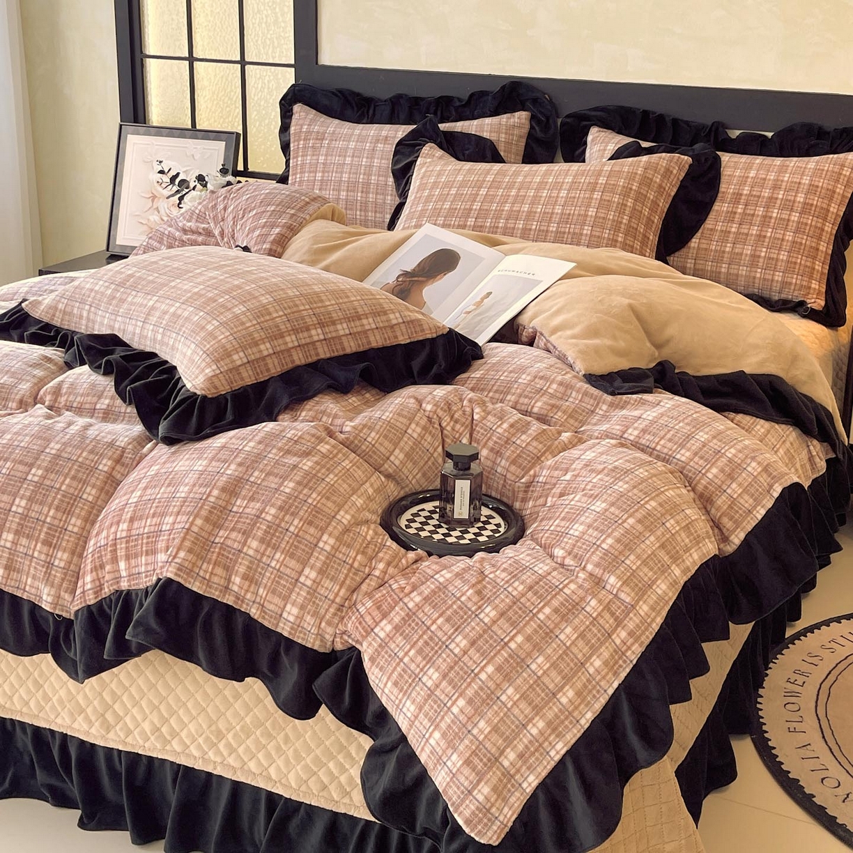 91家纺网 家纺一手货源 找家纺 锦彩家居 2025新款高克重牛奶绒花边床盖款四件套-格律时尚 格律时尚-咖