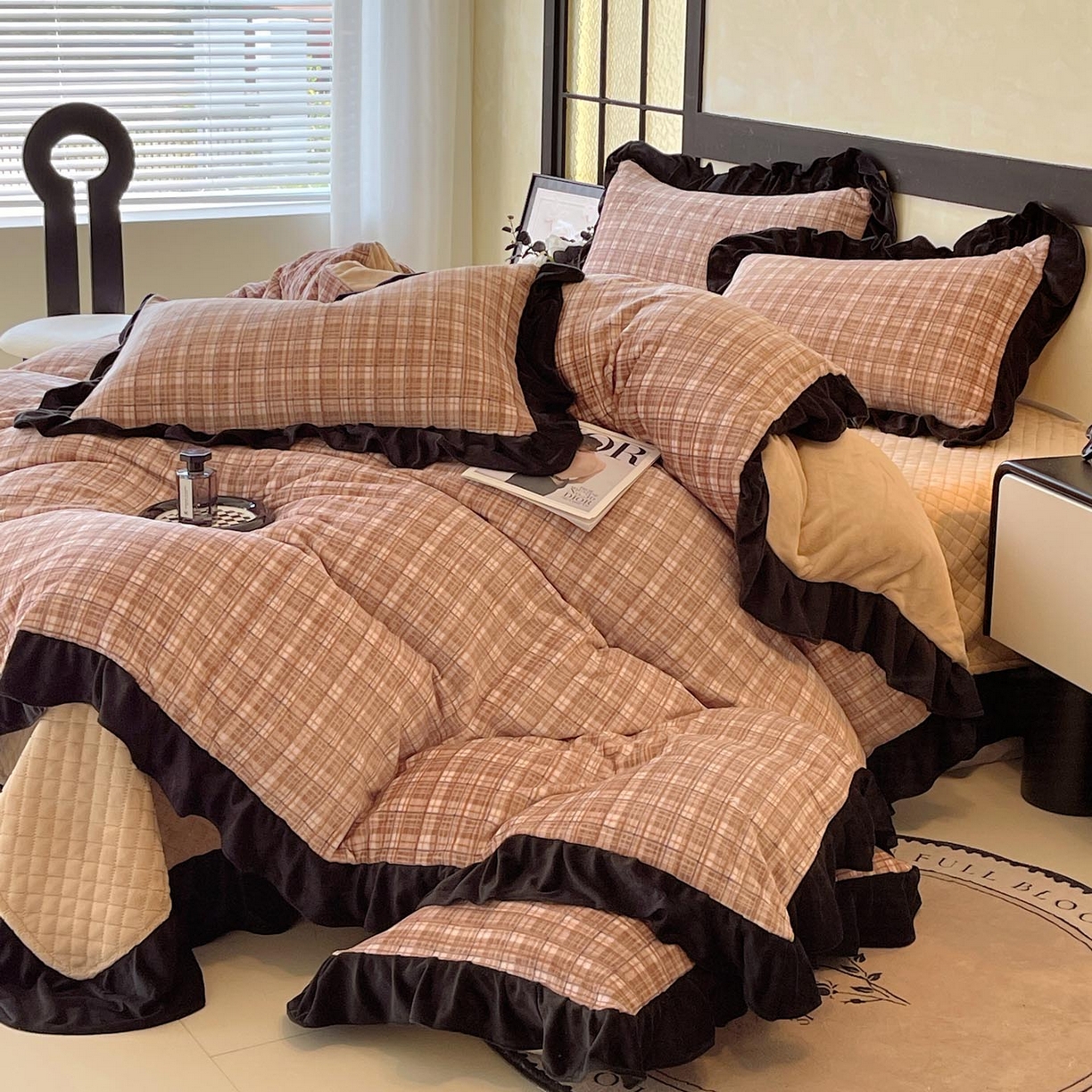 91家纺网 家纺一手货源 找家纺 锦彩家居 2025新款高克重牛奶绒花边床盖款四件套-格律时尚 格律时尚-咖