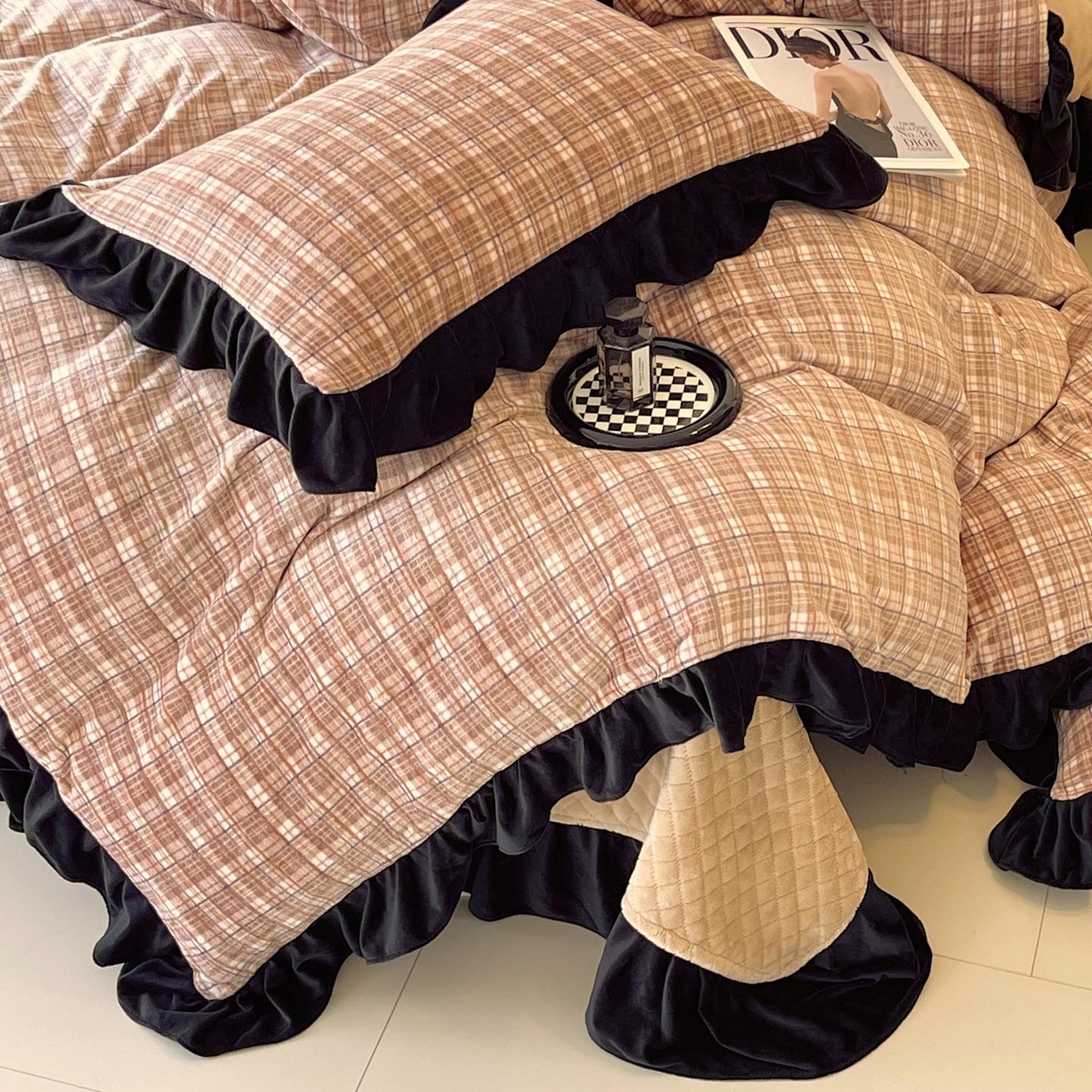 91家纺网 家纺一手货源 找家纺 锦彩家居 2025新款高克重牛奶绒花边床盖款四件套-格律时尚 格律时尚-咖