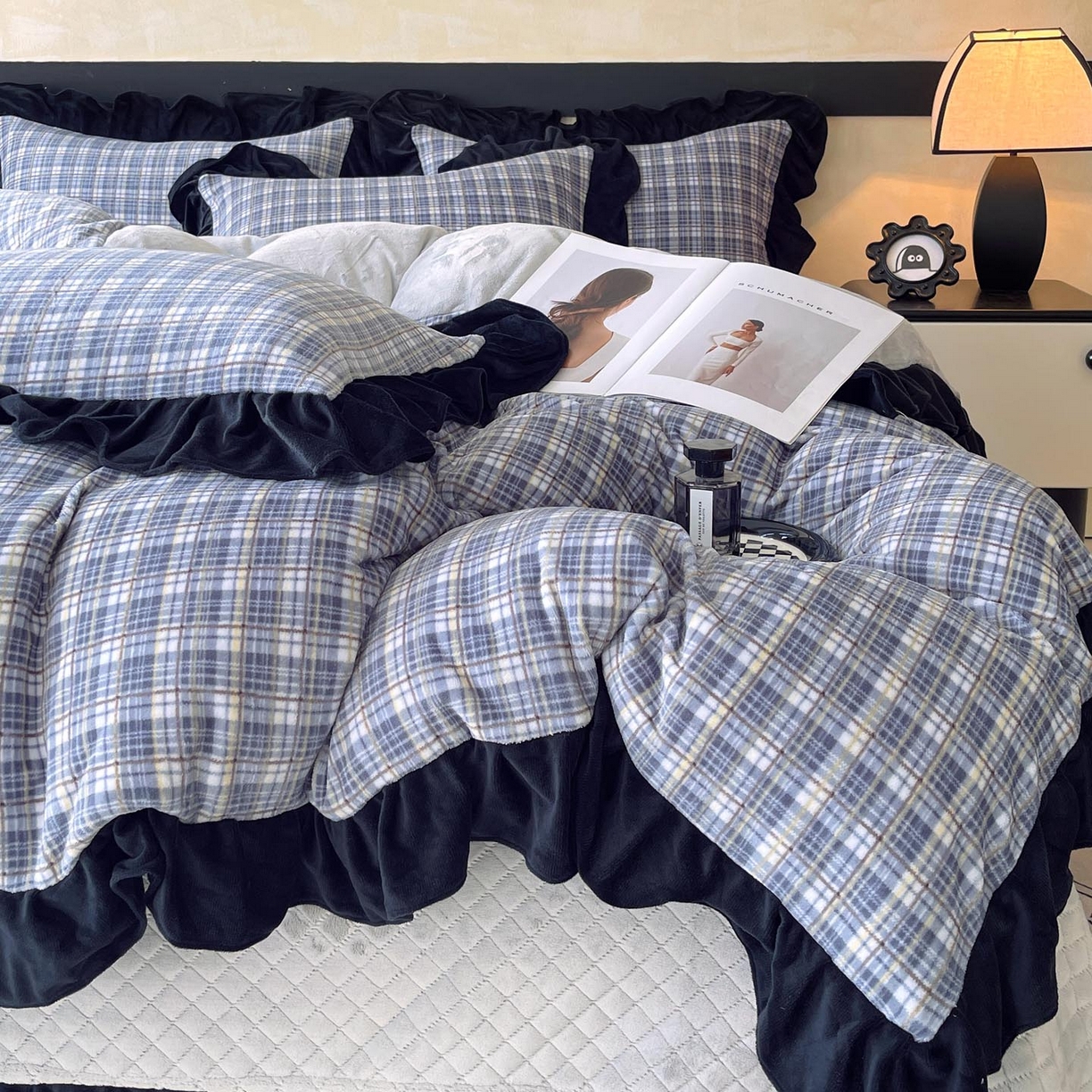 91家纺网 家纺一手货源 找家纺 锦彩家居 2025新款高克重牛奶绒花边床盖款四件套-格律时尚 格律时尚-蓝