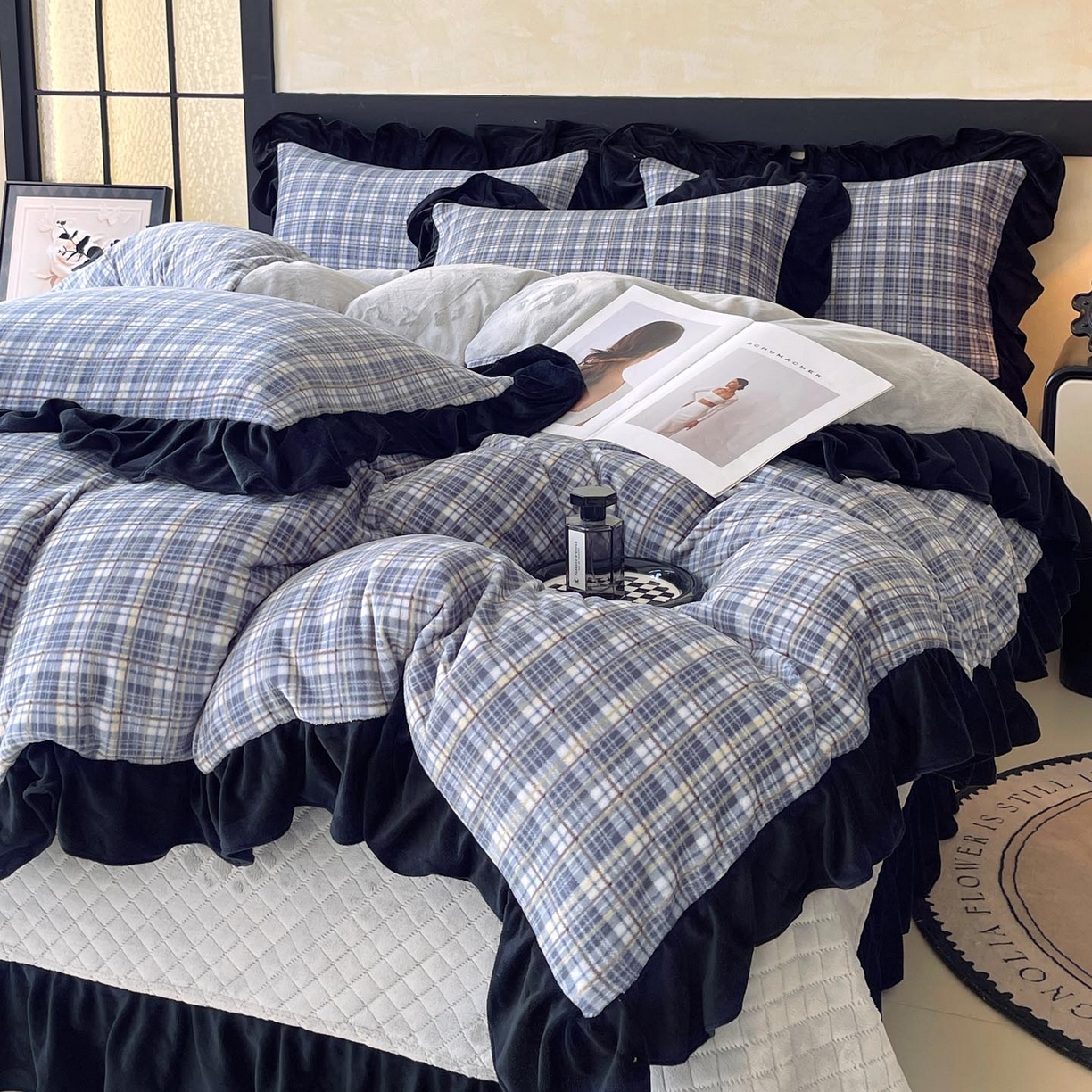 91家纺网 家纺一手货源 找家纺 锦彩家居 2025新款高克重牛奶绒花边床盖款四件套-格律时尚 格律时尚-蓝