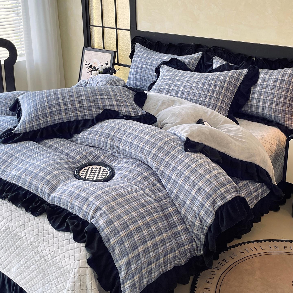 91家纺网 家纺一手货源 找家纺 锦彩家居 2025新款高克重牛奶绒花边床盖款四件套-格律时尚 格律时尚-蓝