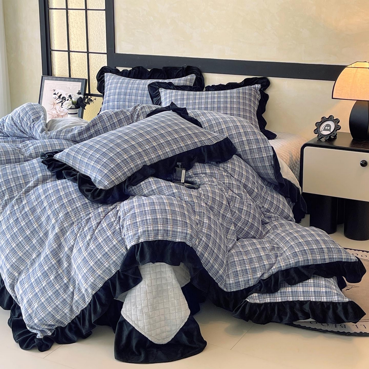 91家纺网 家纺一手货源 找家纺 锦彩家居 2025新款高克重牛奶绒花边床盖款四件套-格律时尚 格律时尚-蓝