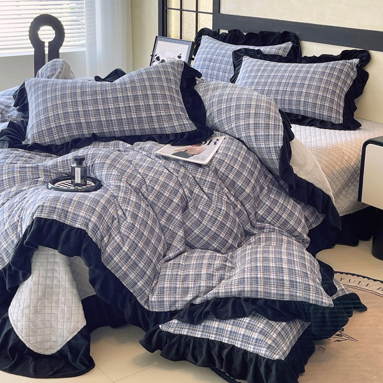 91家纺网 家纺一手货源 找家纺 锦彩家居 2025新款高克重牛奶绒花边床盖款四件套-格律时尚 格律时尚-蓝