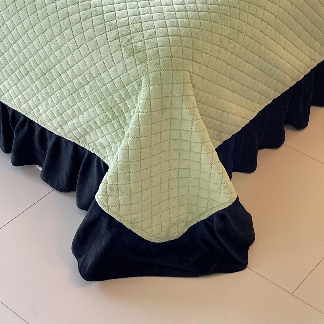 91家纺网 家纺一手货源 找家纺 锦彩家居 2025新款高克重牛奶绒花边床盖款四件套-格律时尚 格律时尚-绿