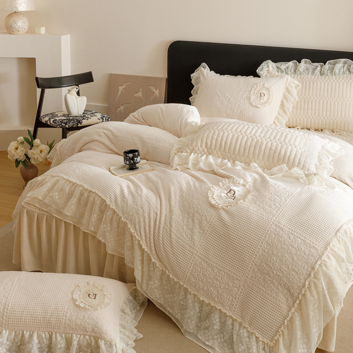 91家纺网 家纺一手货源 找家纺 （总）好儿喜家纺 2025新款雕花牛奶绒花边刺绣床盖款四件套-佩丽斯系列
