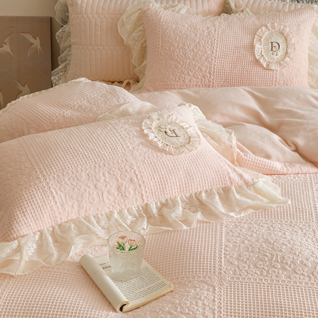 91家纺网 家纺一手货源 找家纺 （总）好儿喜家纺 2025新款雕花牛奶绒花边刺绣床盖款四件套-佩丽斯系列